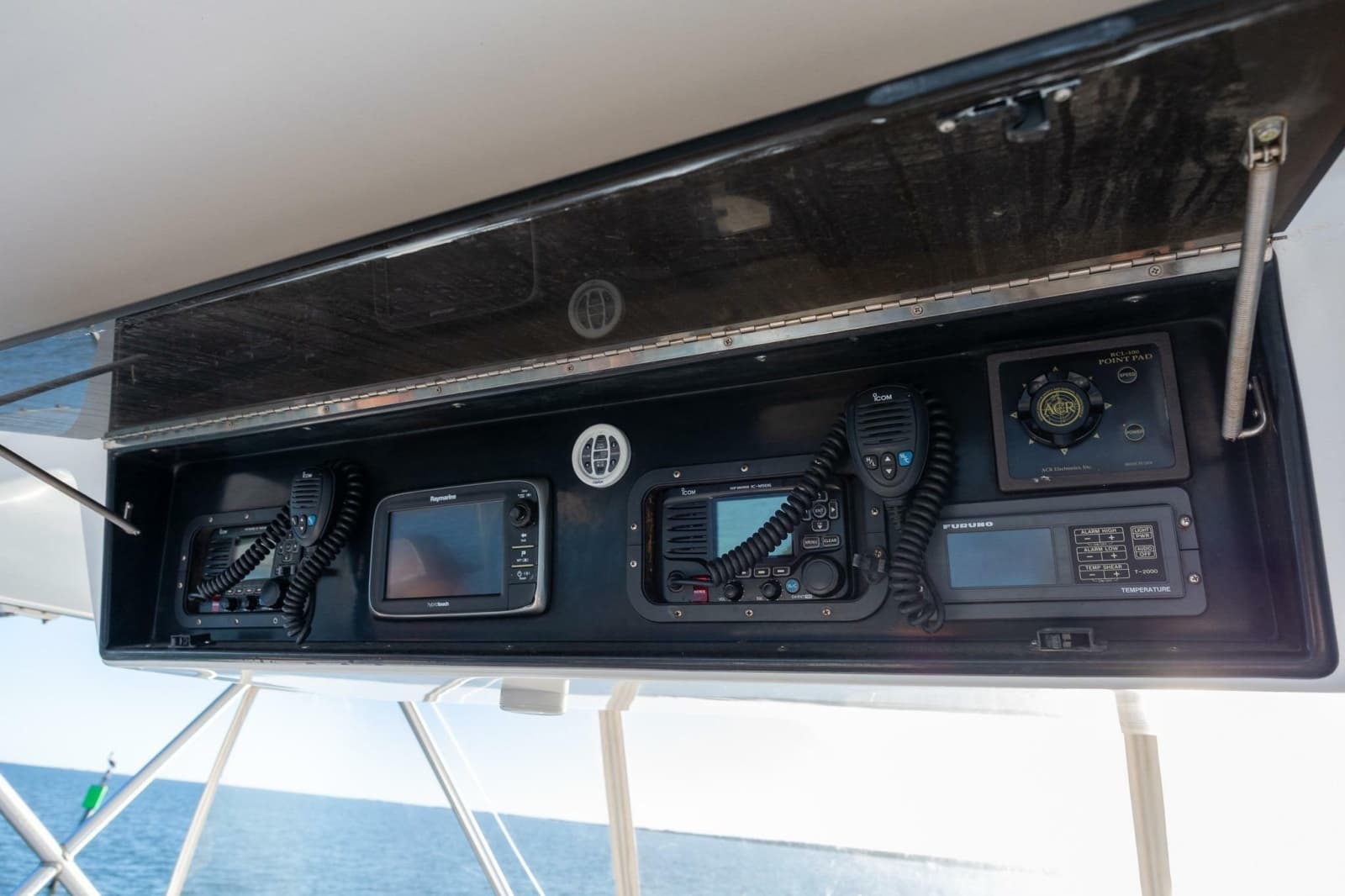 1998 Viking 50 Convertible - Photo 33