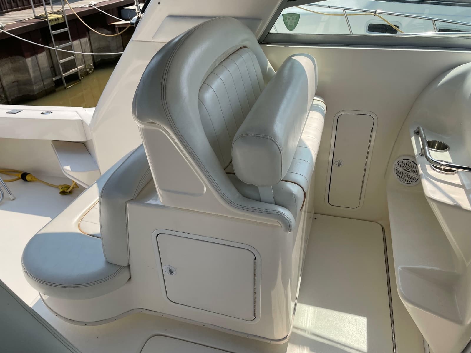 1997 Sea Ray 330 Express - Photo 10