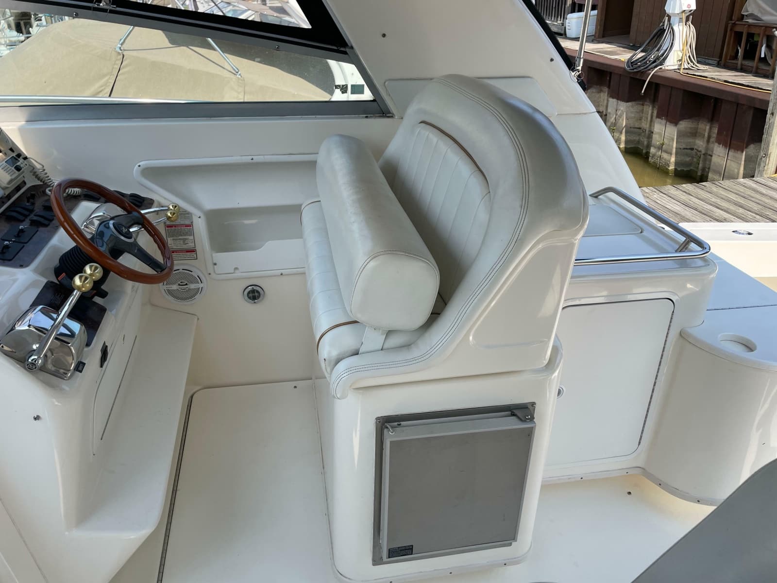 1997 Sea Ray 330 Express - Photo 9