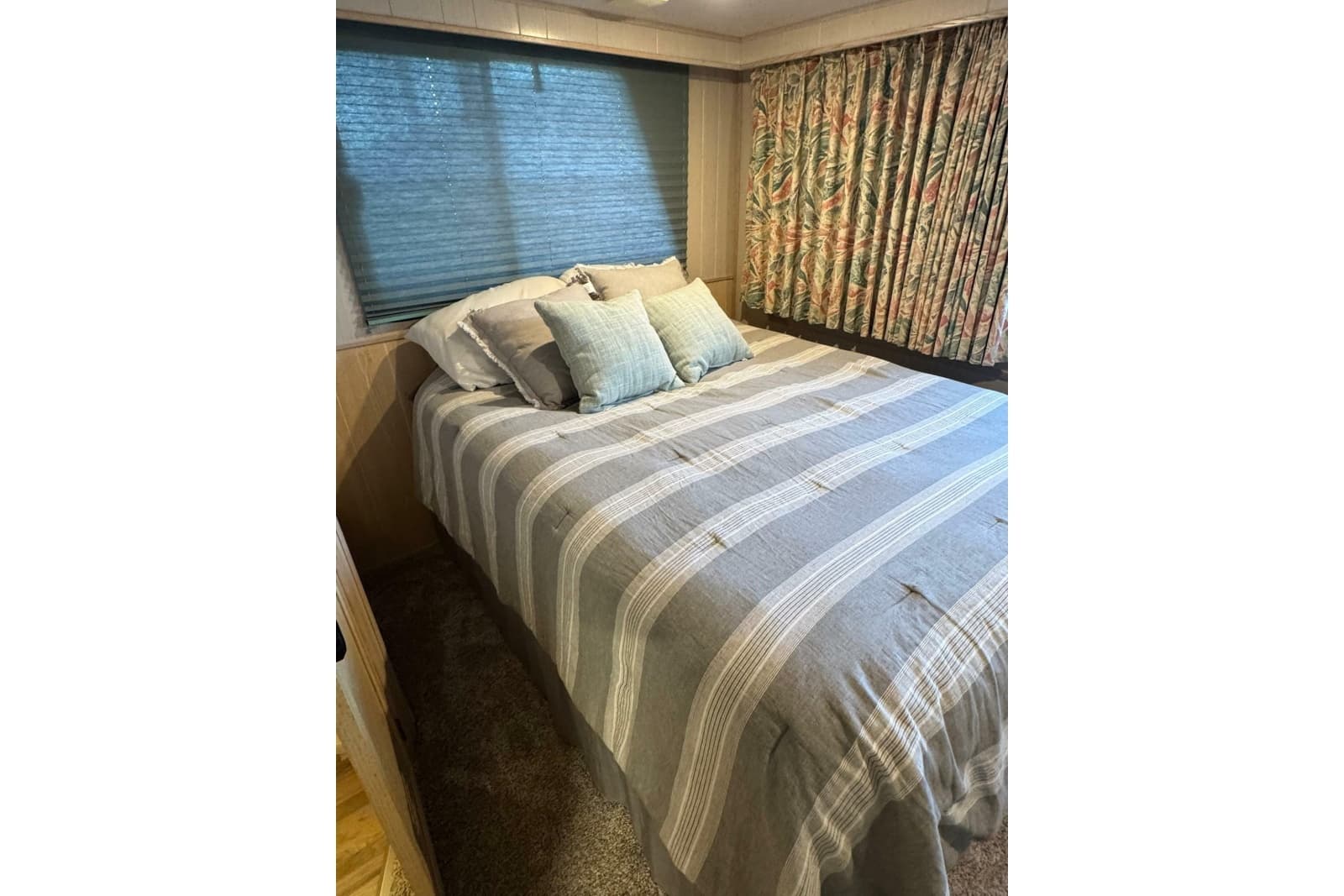1996 Gibson 50 Cabin Yacht - Photo 27