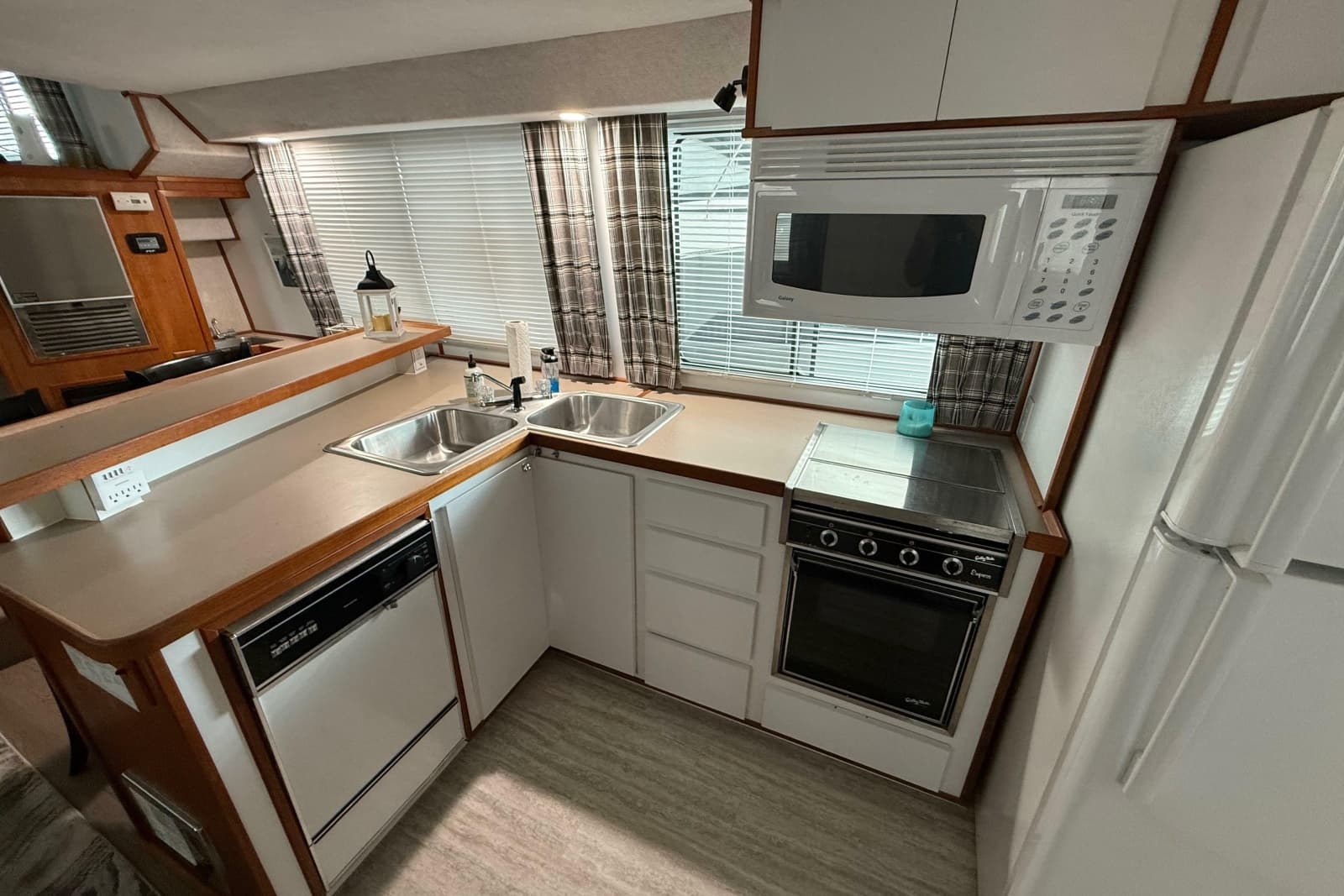 1995 Harbor Master 52 Wide Body - Photo 14