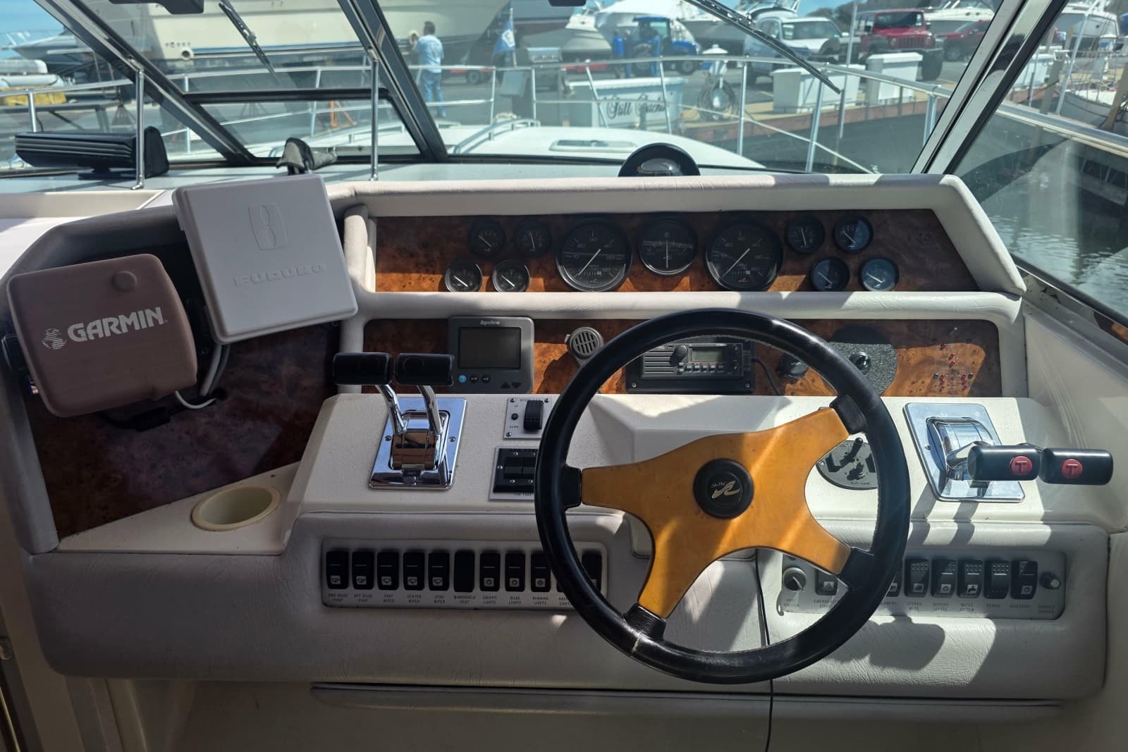 1994 Sea Ray 370 Express Cruiser - Photo 10