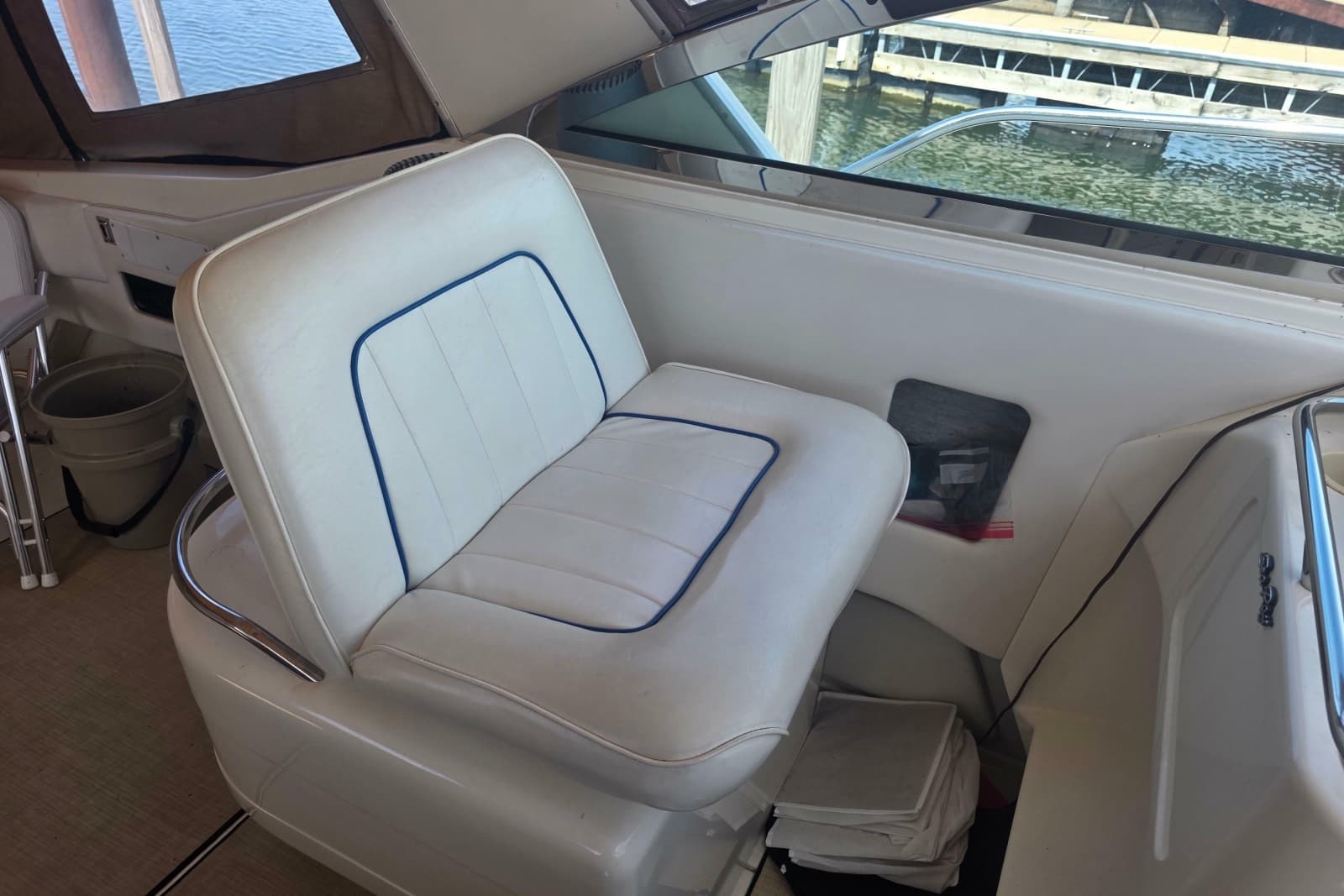 1994 Sea Ray 370 Express Cruiser - Photo 9