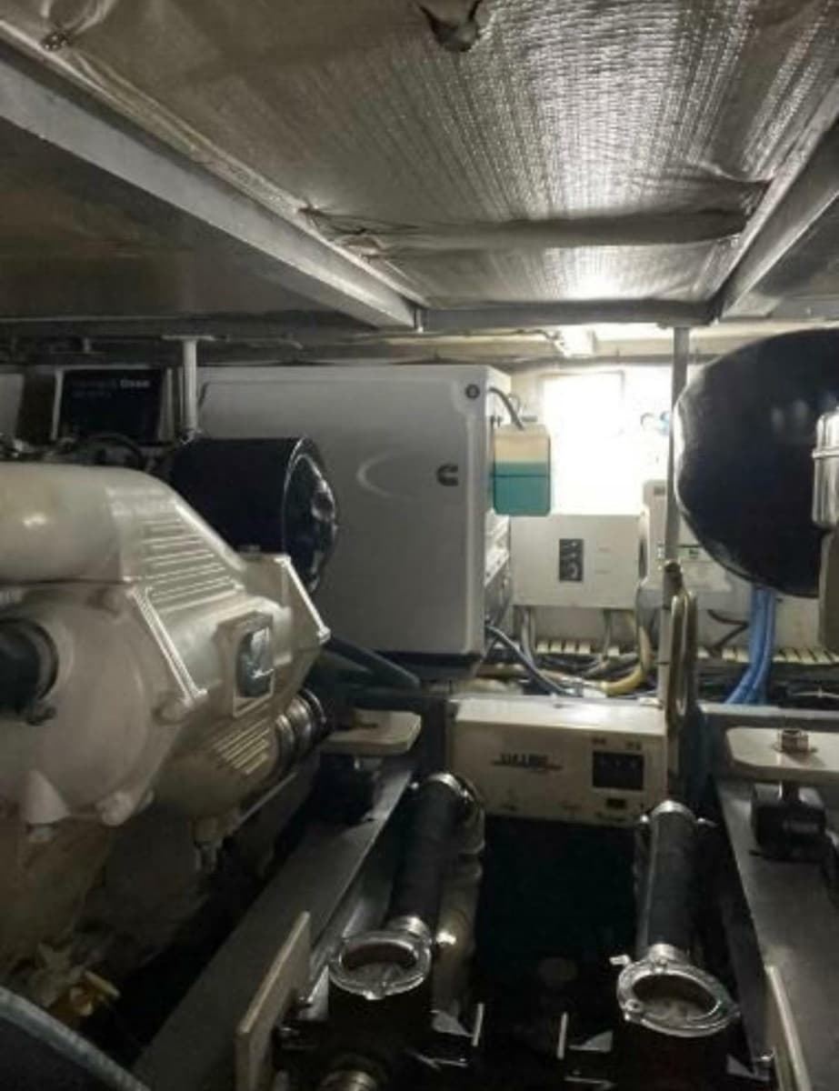 1994 Viking 38 Convertible - Photo 6