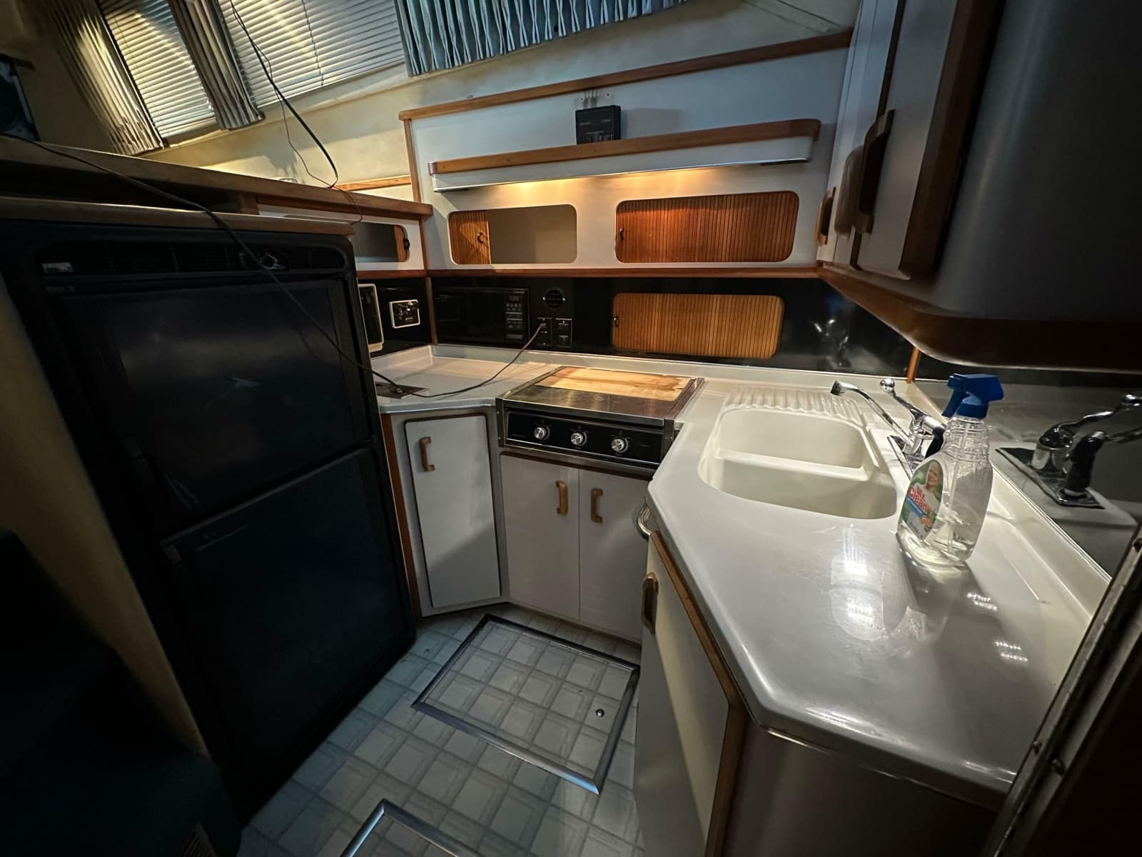 1991 Sea Ray 380 Aft Cabin - Photo 9