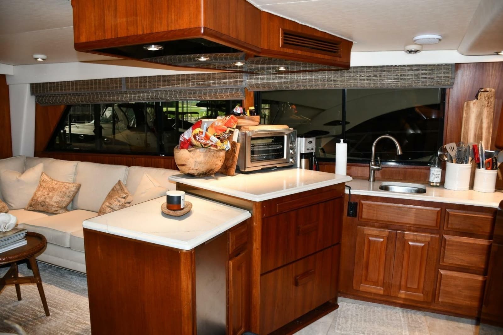 1990 Viking 53 Convertible - Photo 11