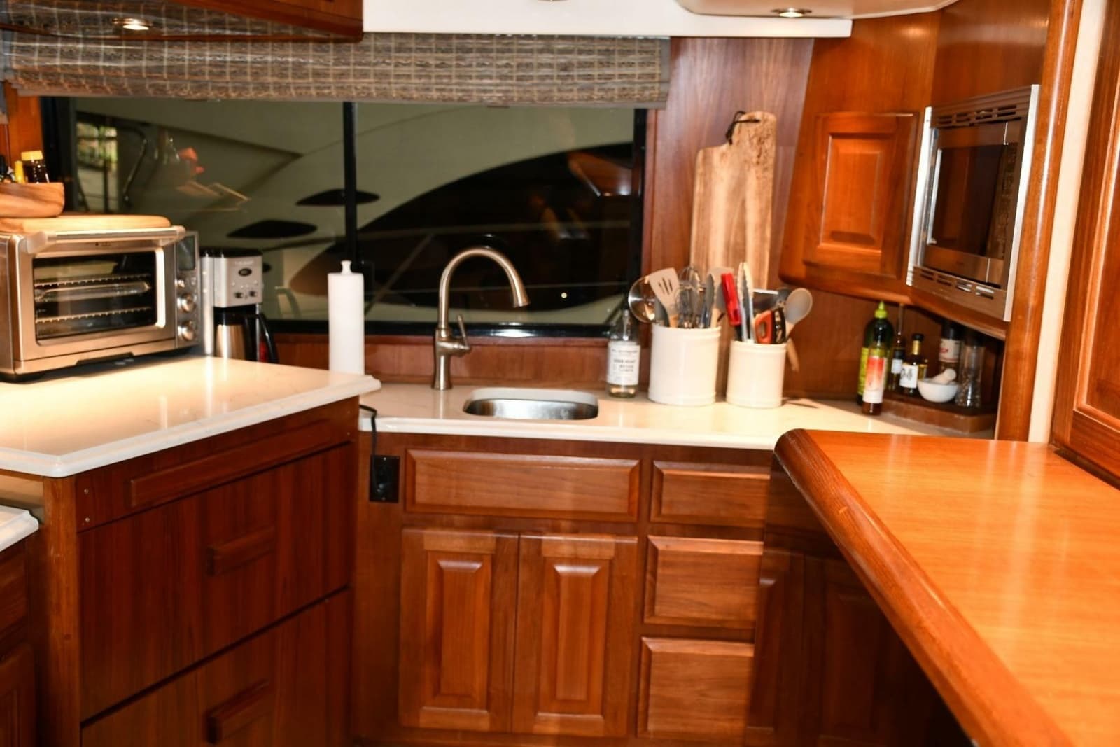 1990 Viking 53 Convertible - Photo 12