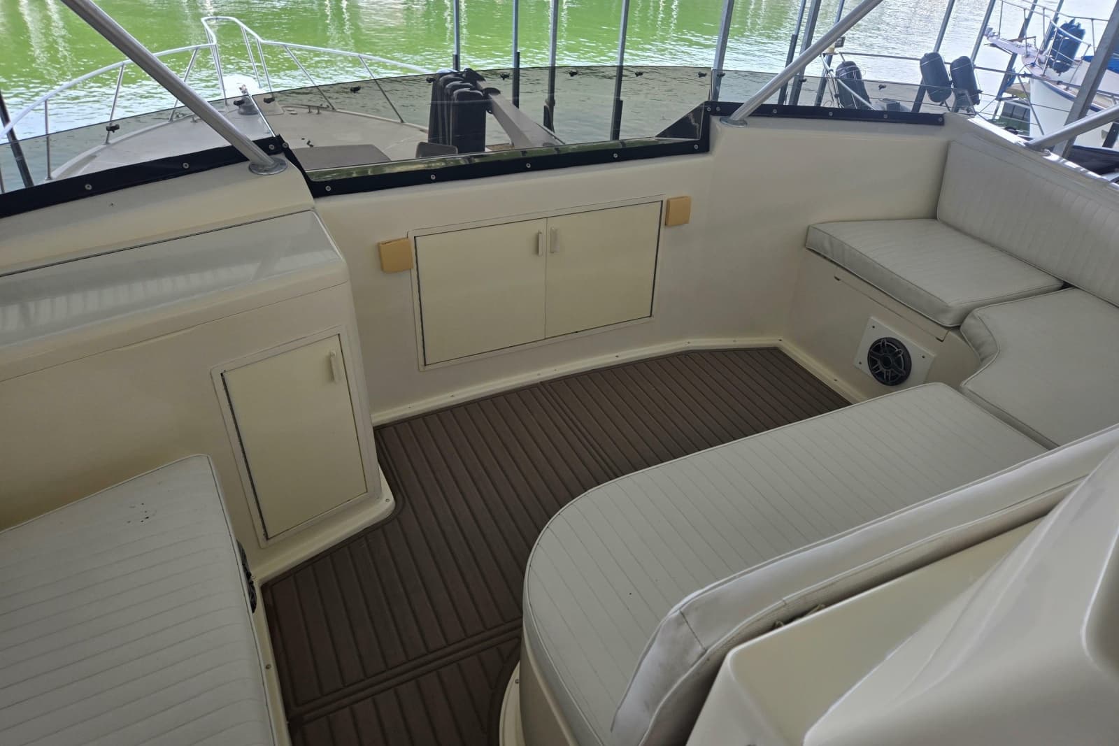 1990 Viking 53 Convertible - Photo 26