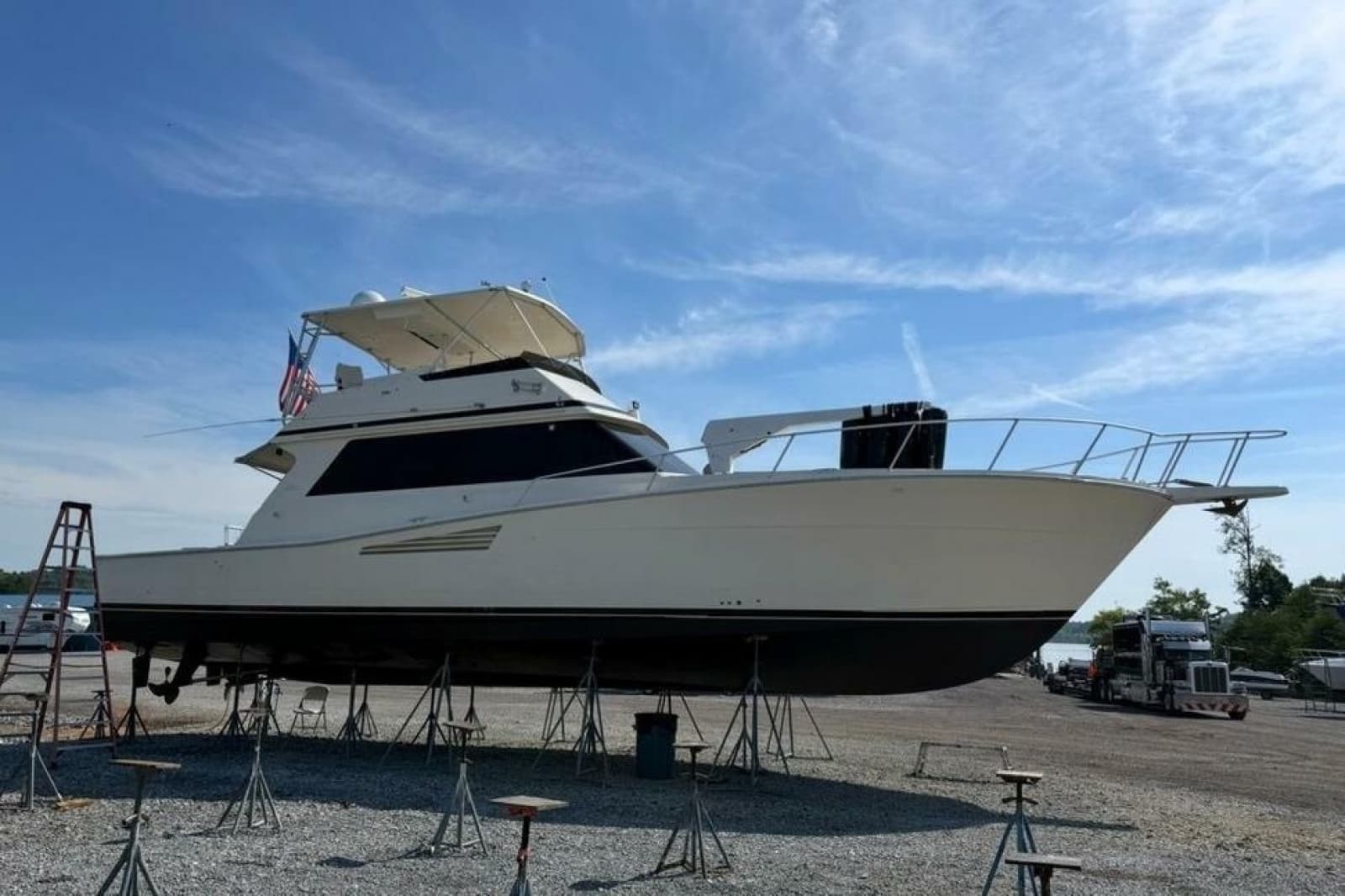 1990 Viking 53 Convertible - Photo 36