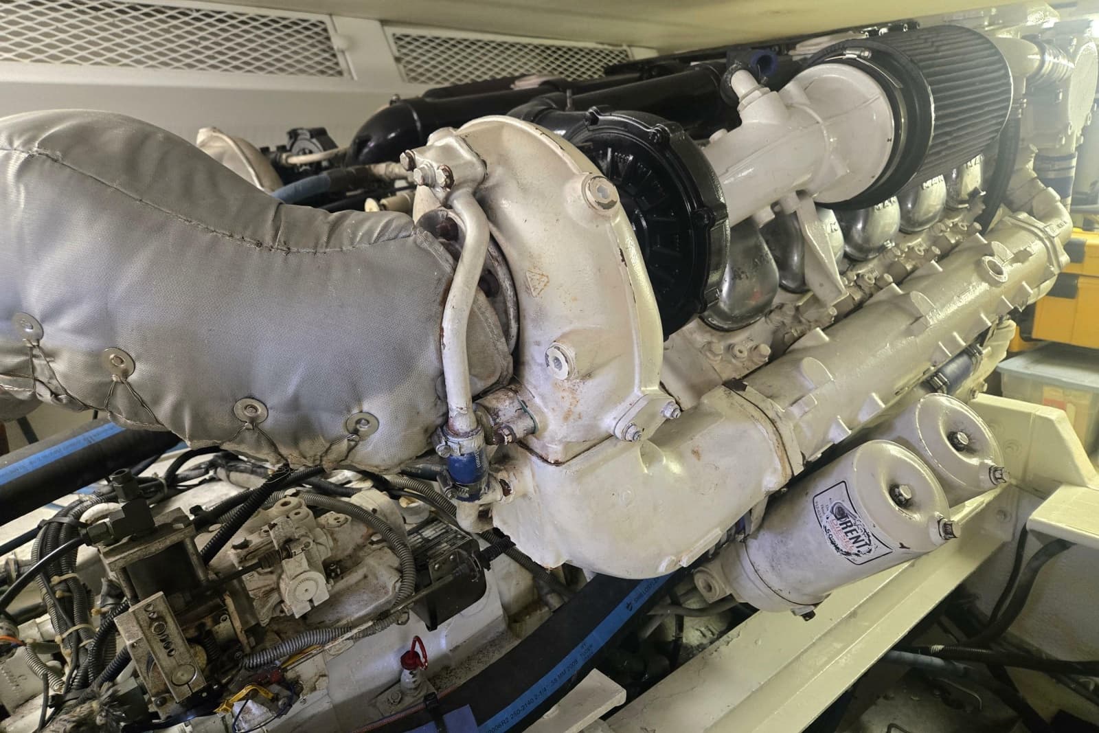 1990 Viking 53 Convertible - Photo 31