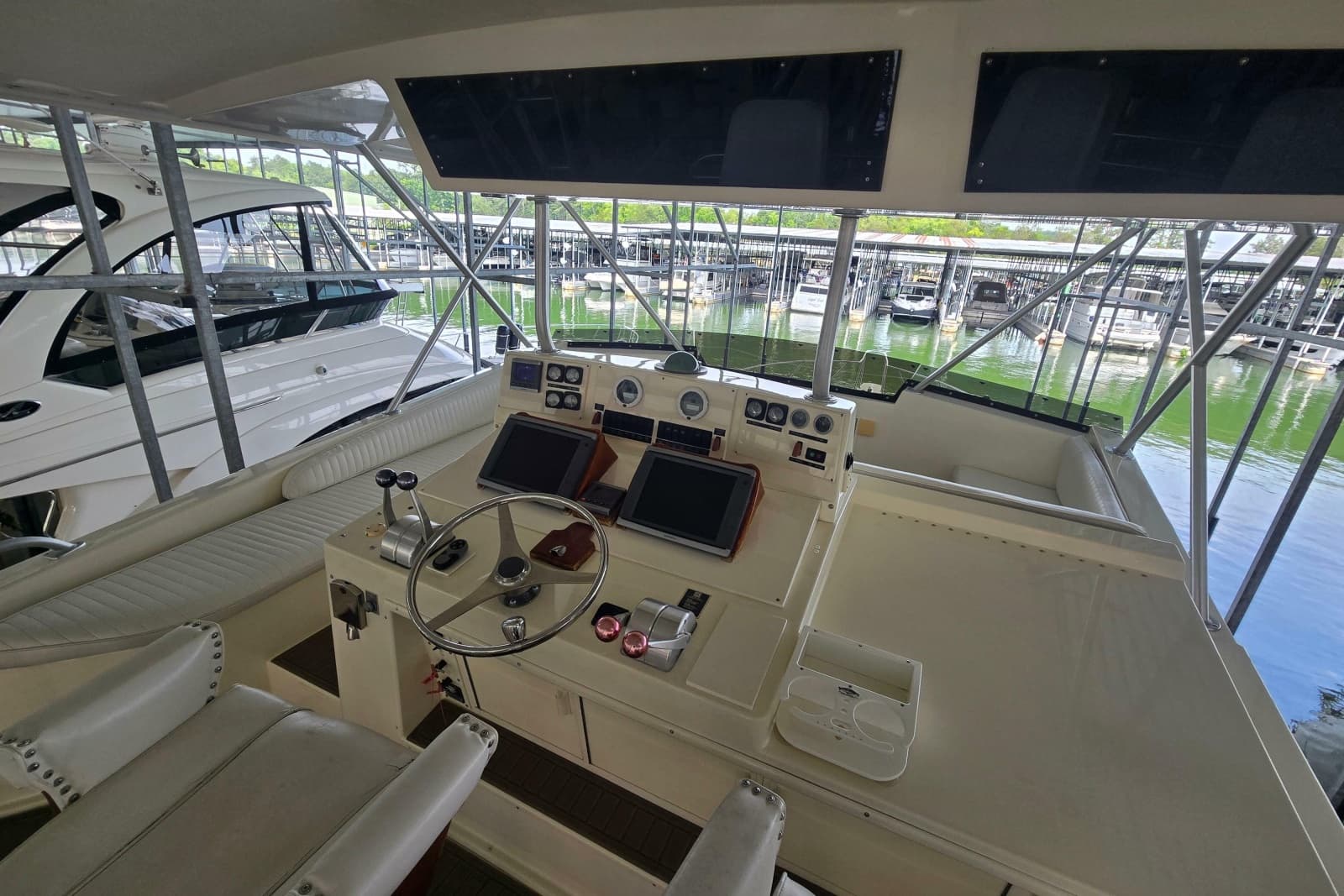 1990 Viking 53 Convertible - Photo 24