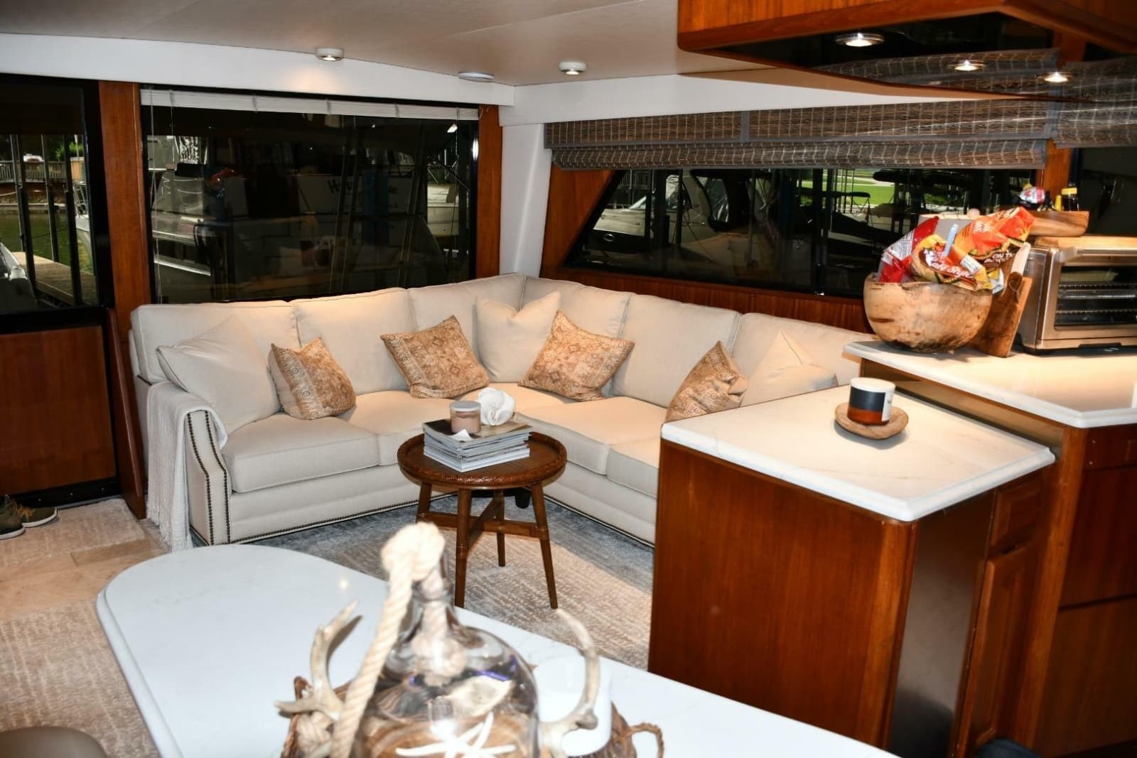 1990 Viking 53 Convertible - Photo 10