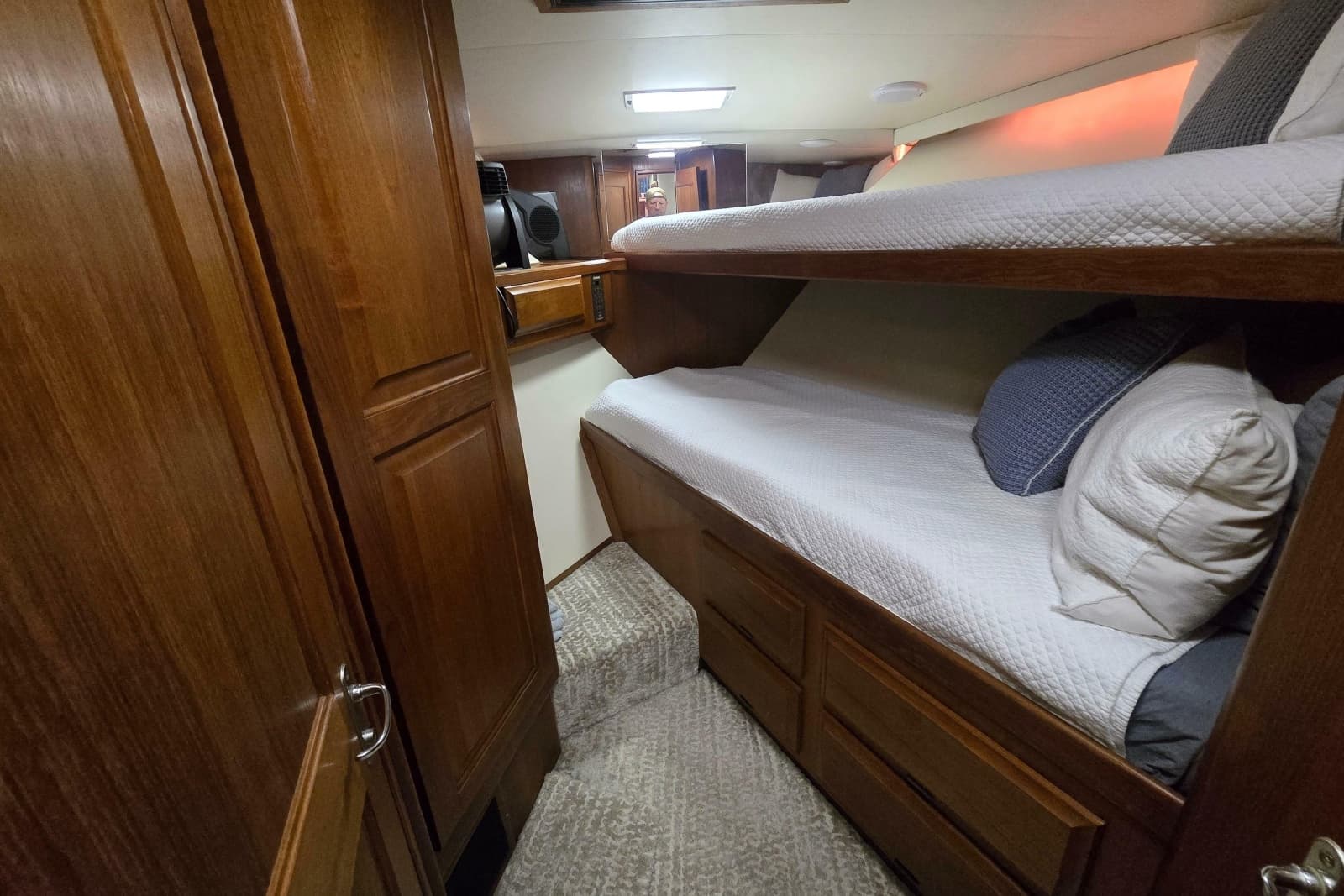 1990 Viking 53 Convertible - Photo 19