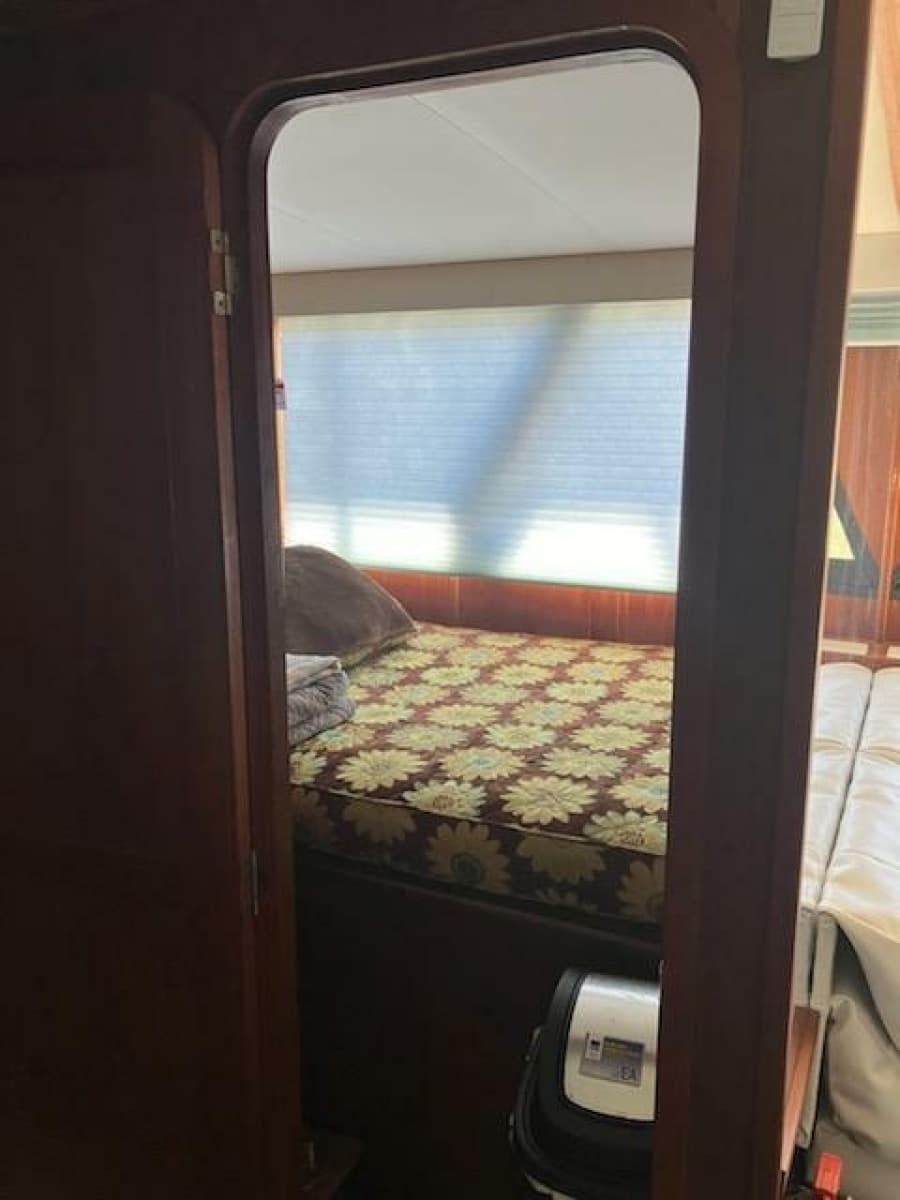 1989 Bluewater Yachts 55' Coastal Cruiser - Photo 9