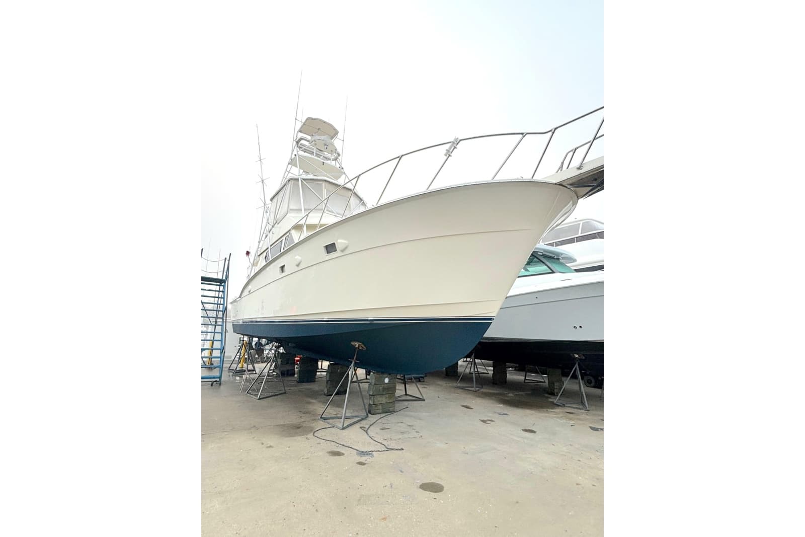 1989 Hatteras 45 Convertible - Photo 4