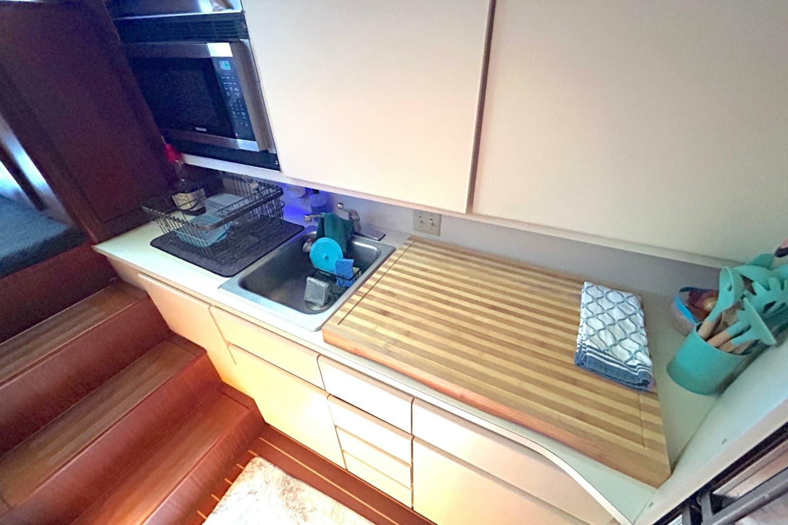 1989 Hatteras 45 Convertible - Photo 28