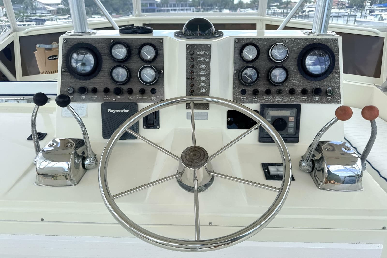 1986 Viking 35 Convertible - Photo 24