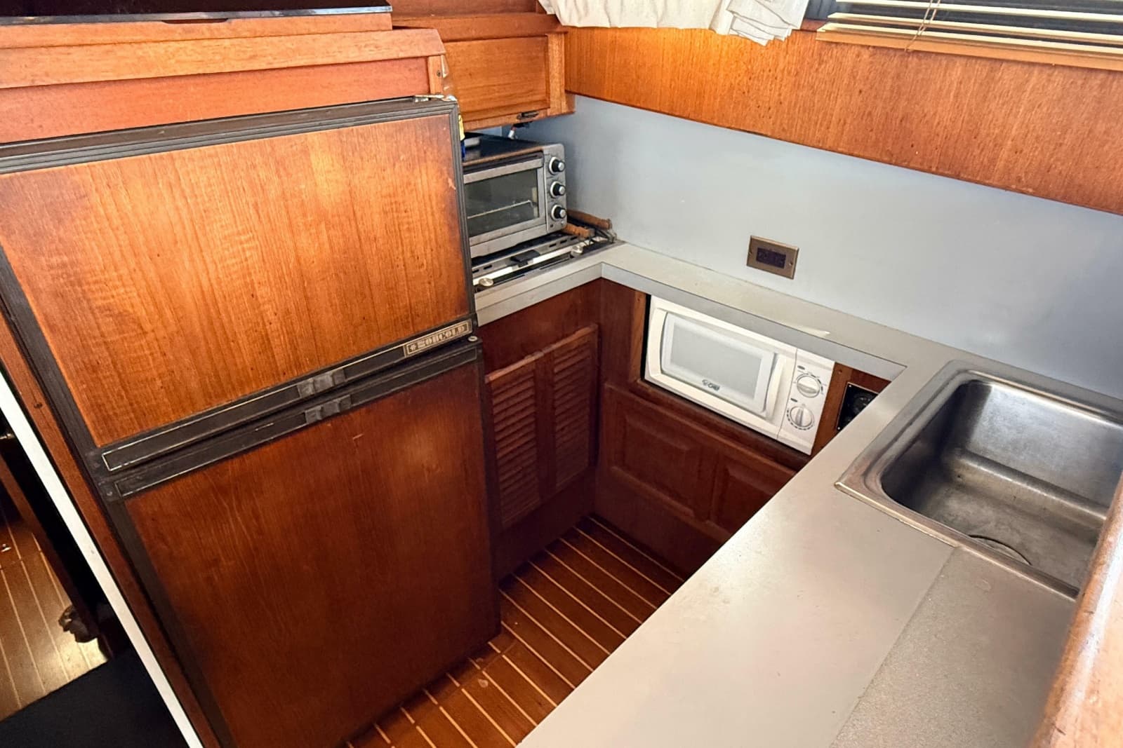 1986 Viking 35 Convertible - Photo 14