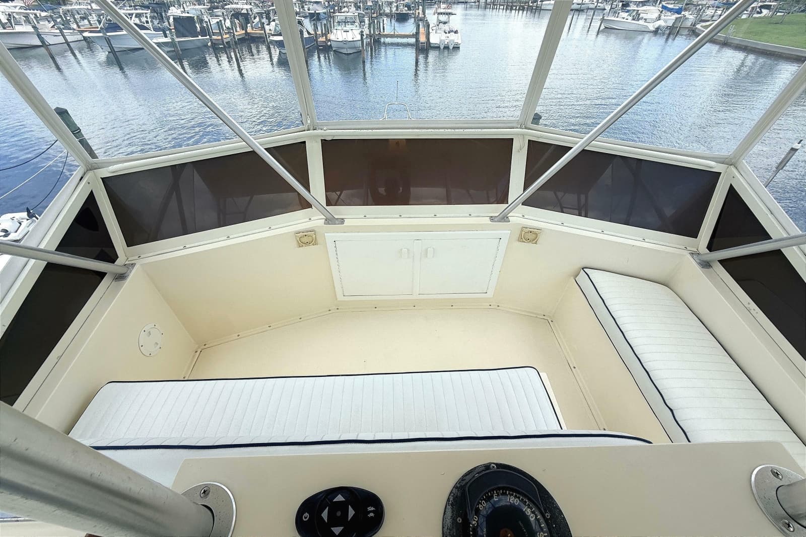 1986 Viking 35 Convertible - Photo 28