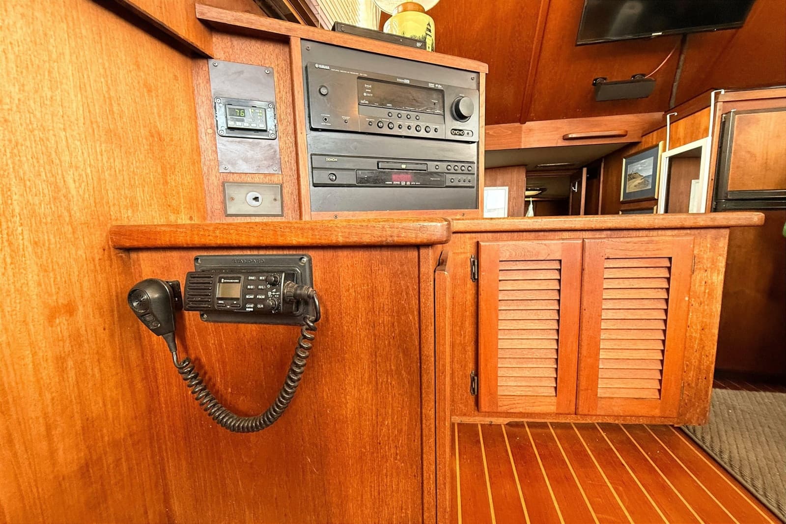 1986 Viking 35 Convertible - Photo 12