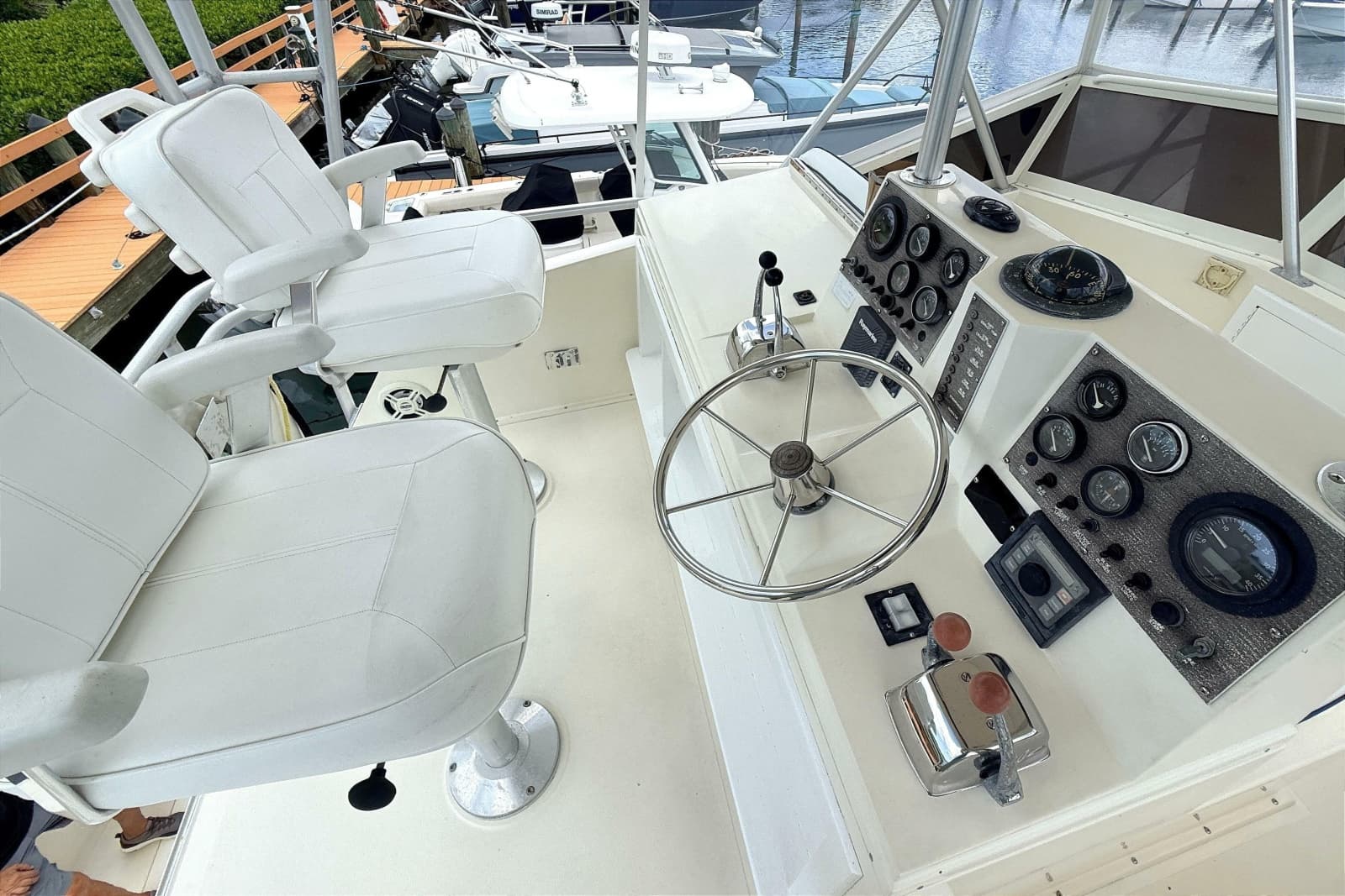 1986 Viking 35 Convertible - Photo 23