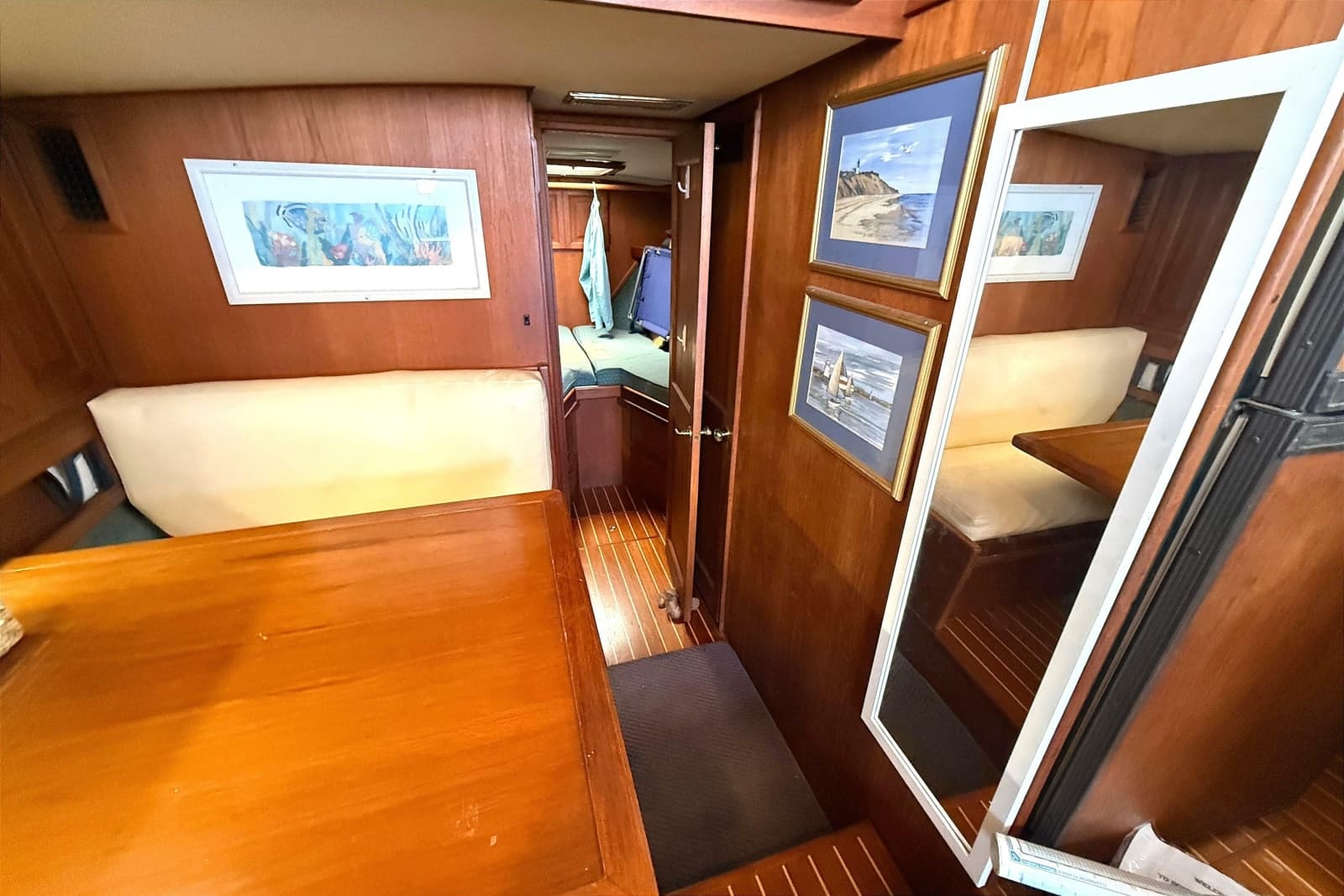 1986 Viking 35 Convertible - Photo 11