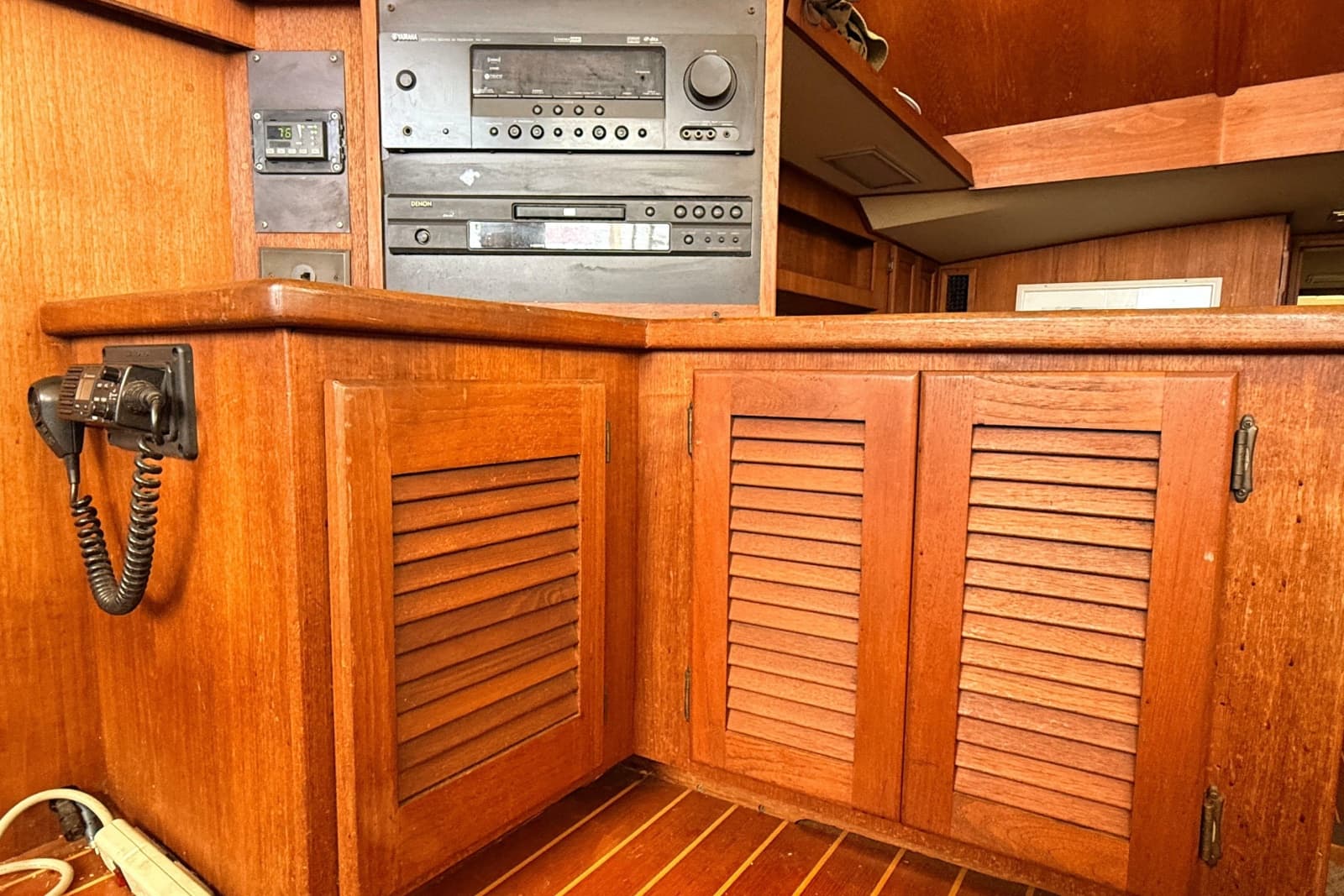 1986 Viking 35 Convertible - Photo 18