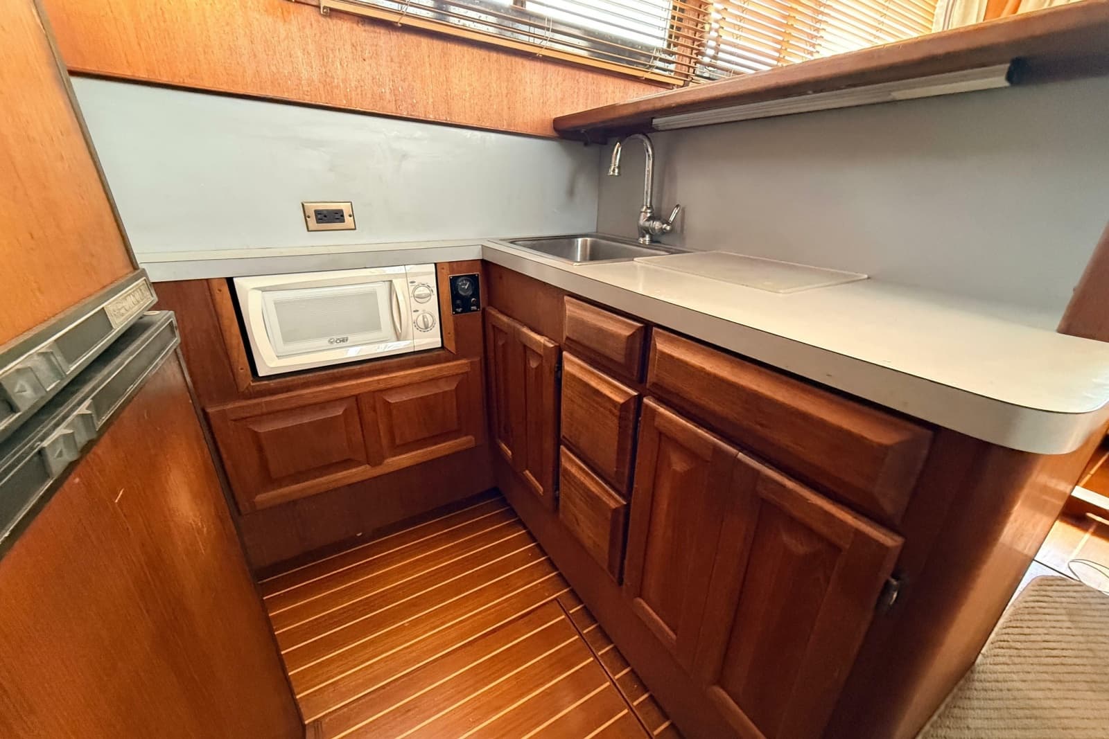 1986 Viking 35 Convertible - Photo 13