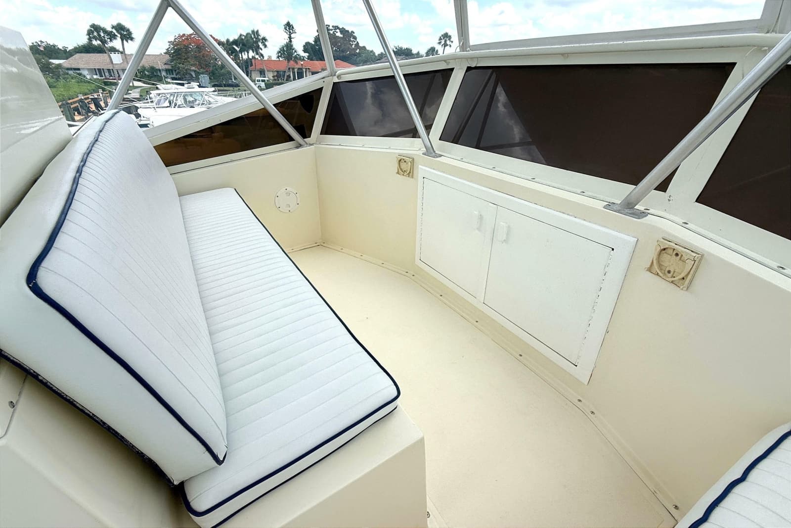 1986 Viking 35 Convertible - Photo 27