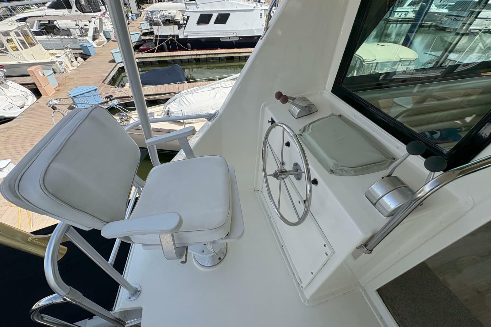 1985 Hatteras 60 Convertible - Photo 38