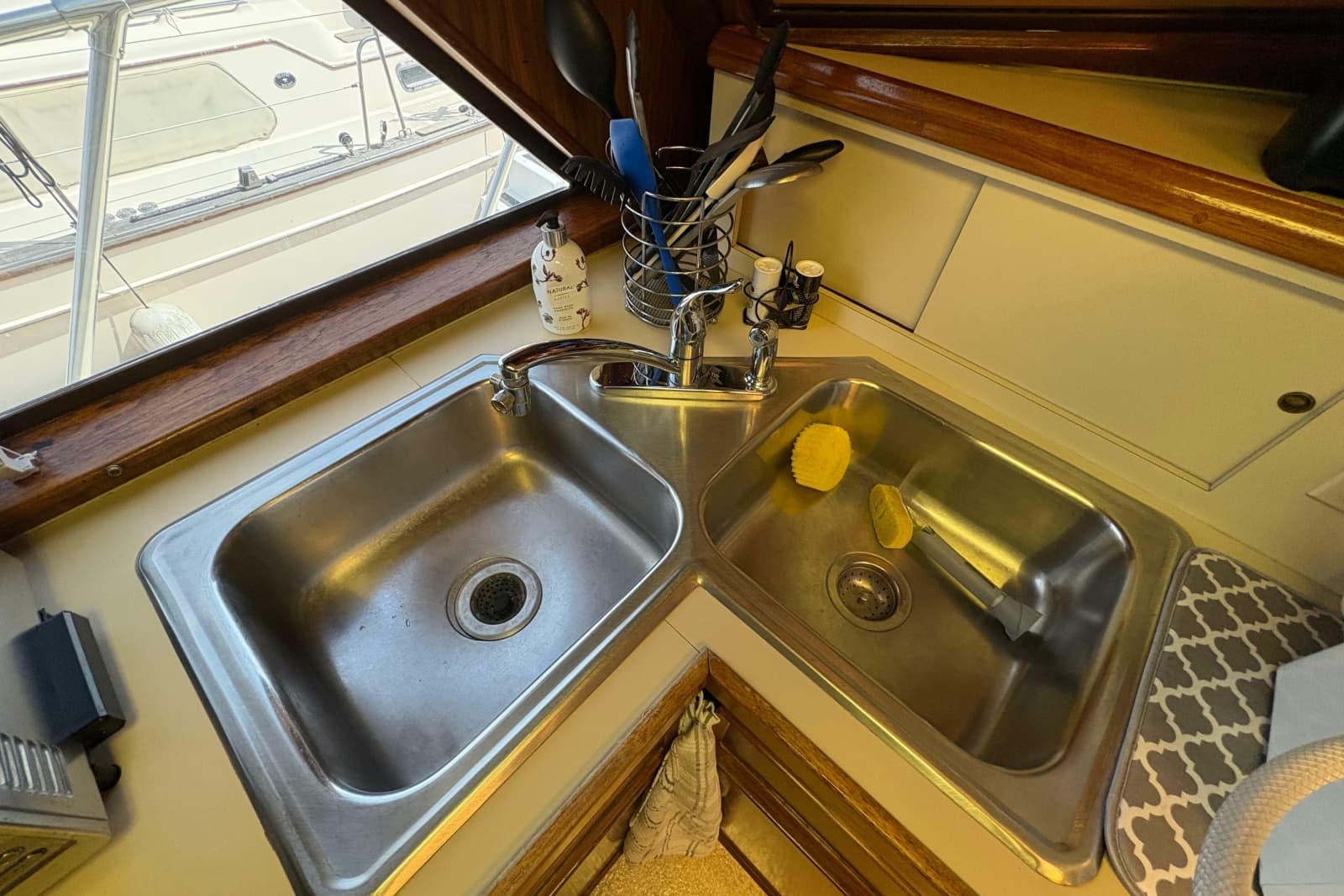 1985 Hatteras 60 Convertible - Photo 77