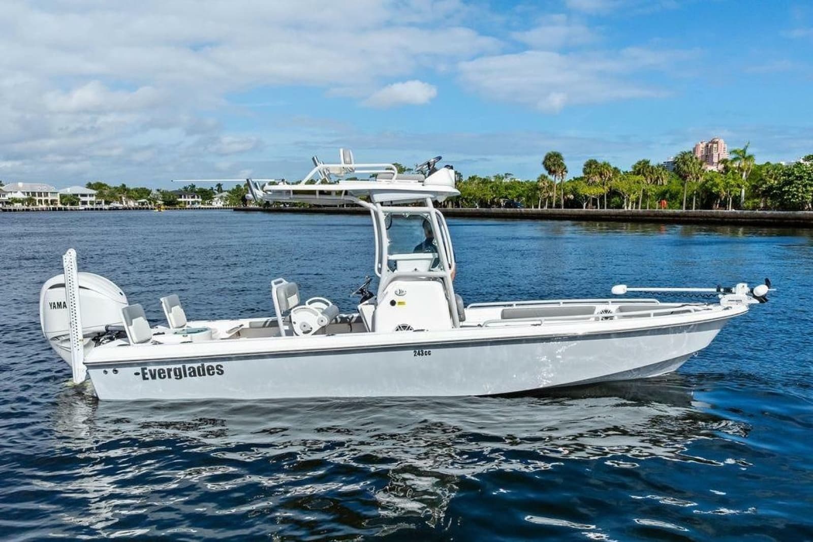 2023 Everglades 243 Center Console - Photo 3