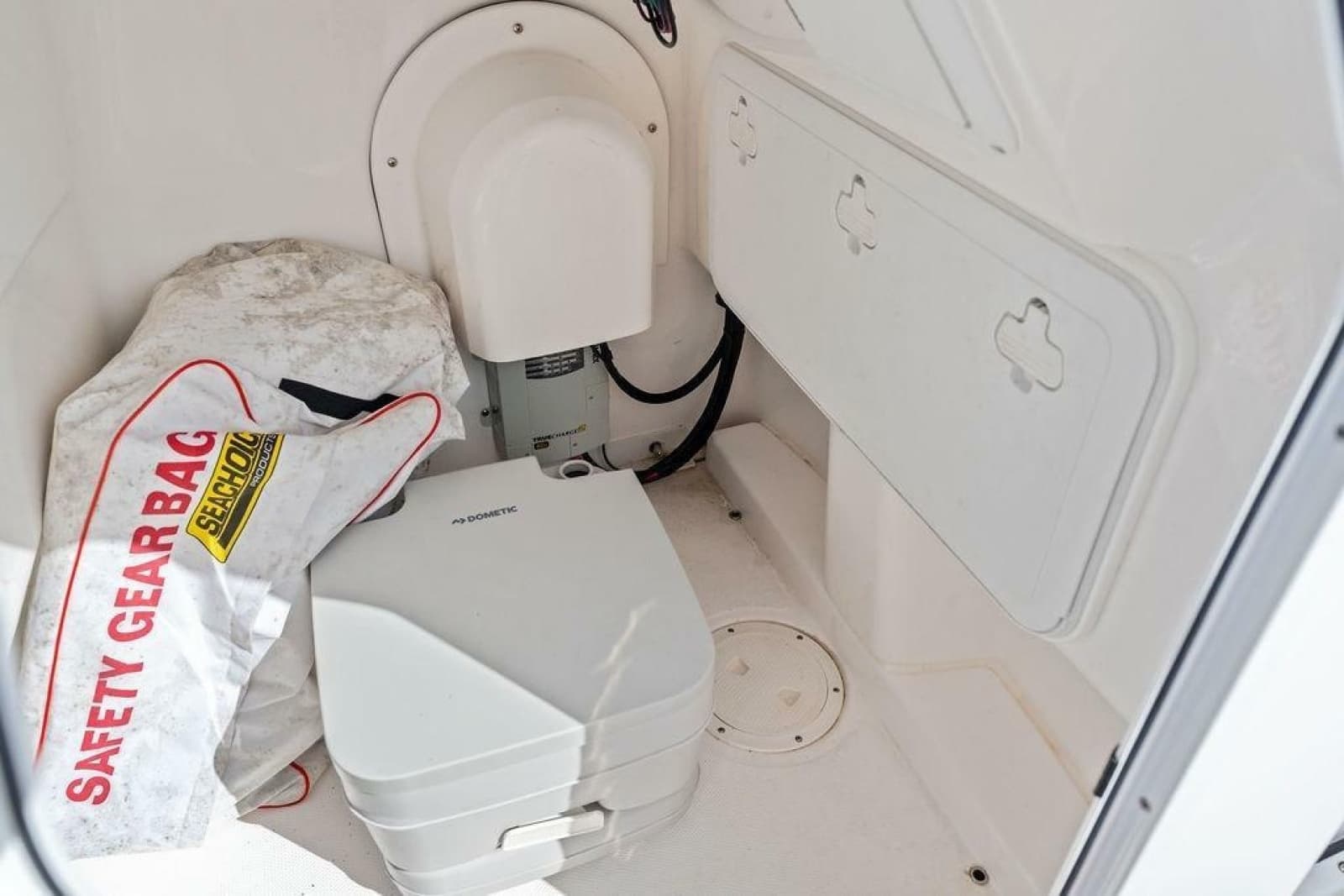 2023 Everglades 243 Center Console - Photo 34