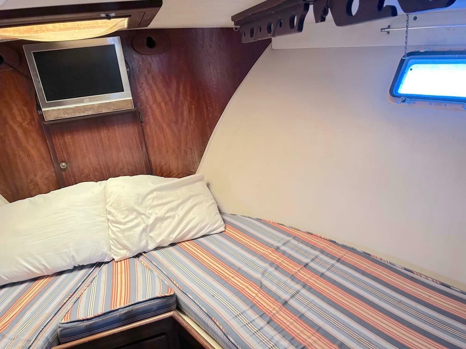 1975 Hatteras 36 Convertible - Photo 24