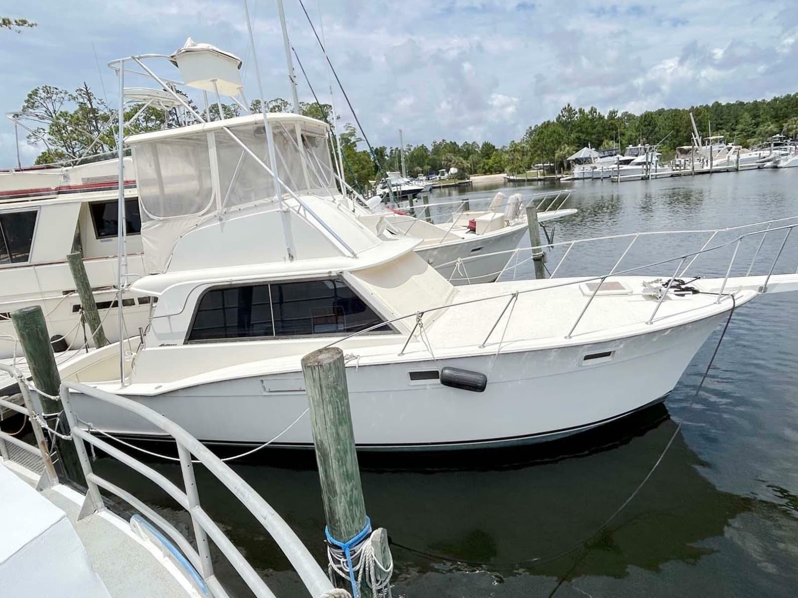 1975 Hatteras 36 Convertible - Photo 2