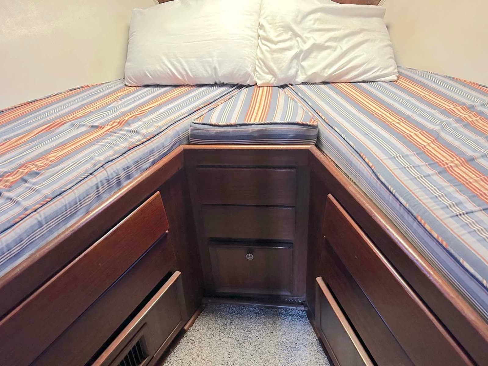 1975 Hatteras 36 Convertible - Photo 23