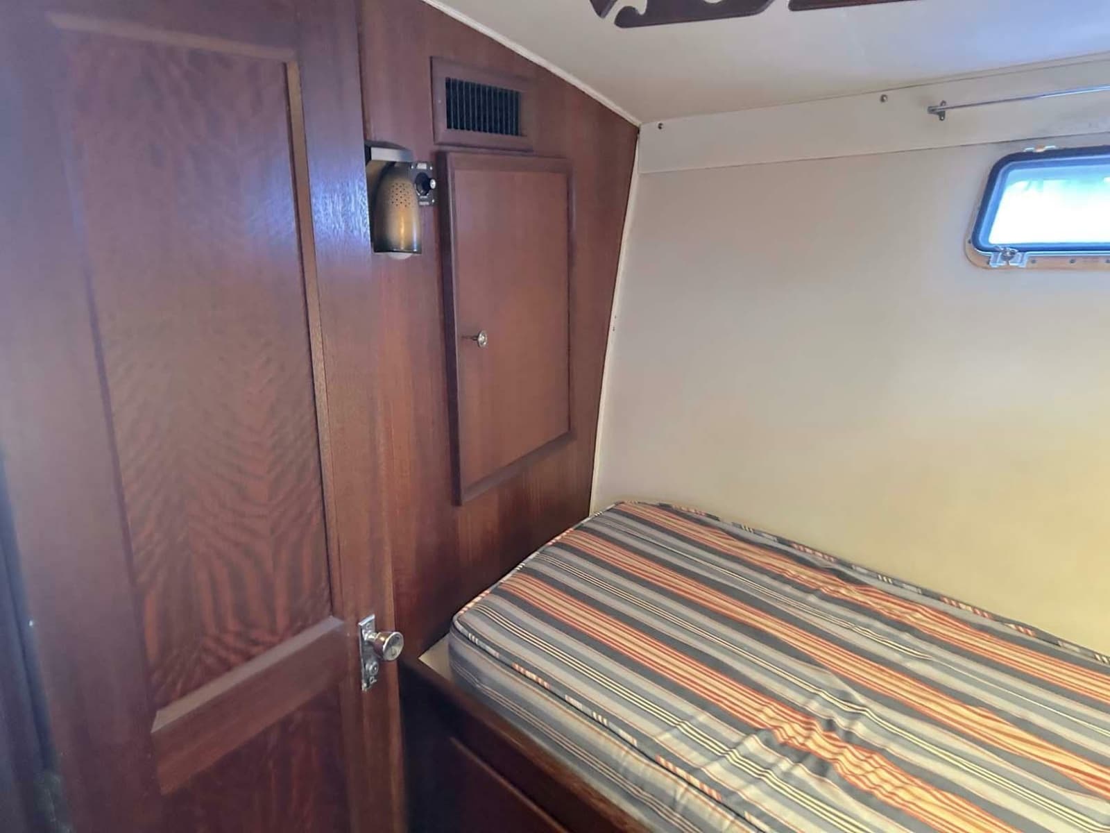 1975 Hatteras 36 Convertible - Photo 26