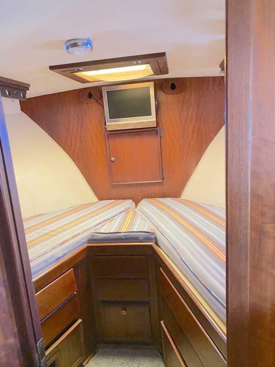 1975 Hatteras 36 Convertible - Photo 22