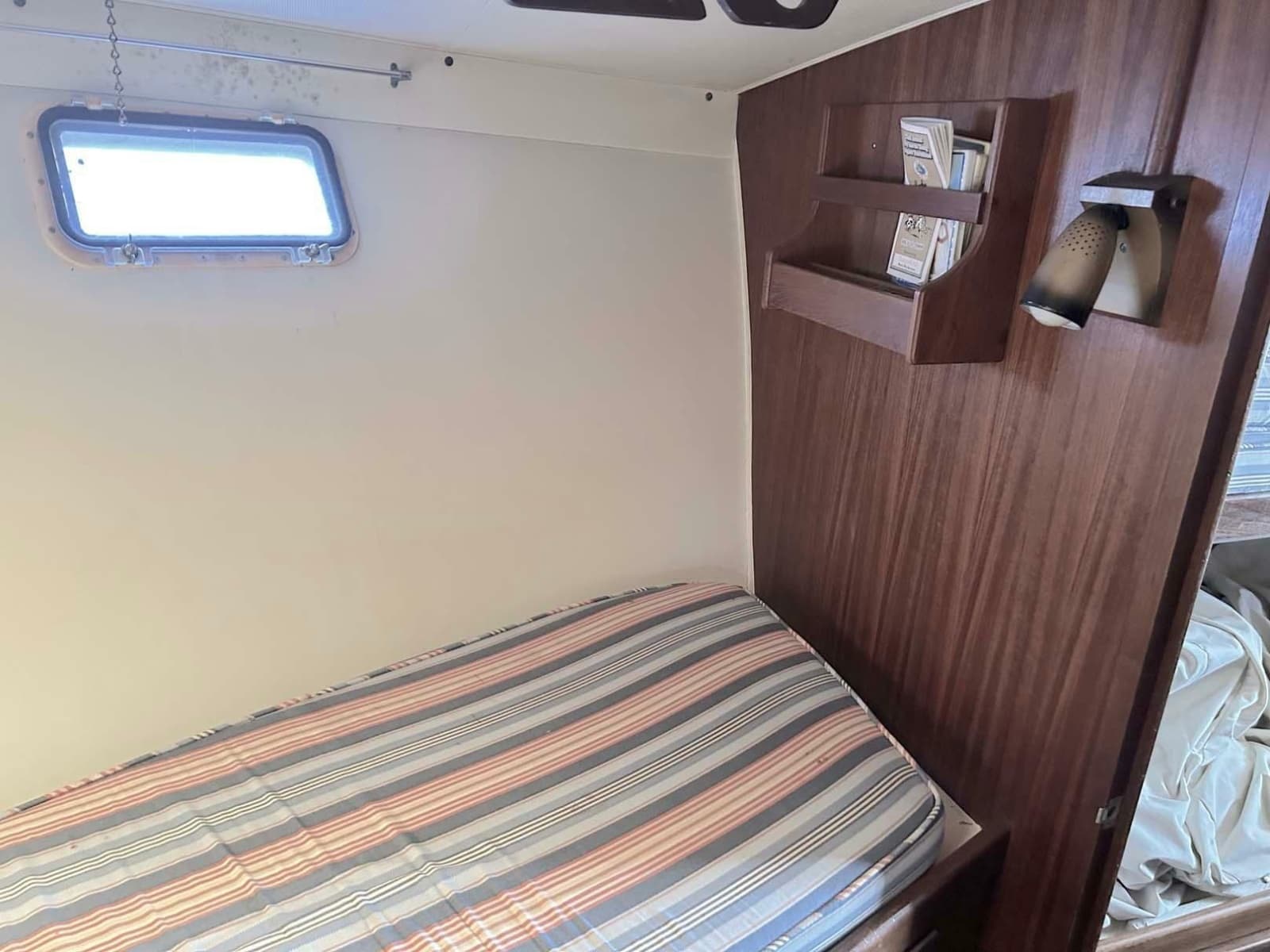 1975 Hatteras 36 Convertible - Photo 27