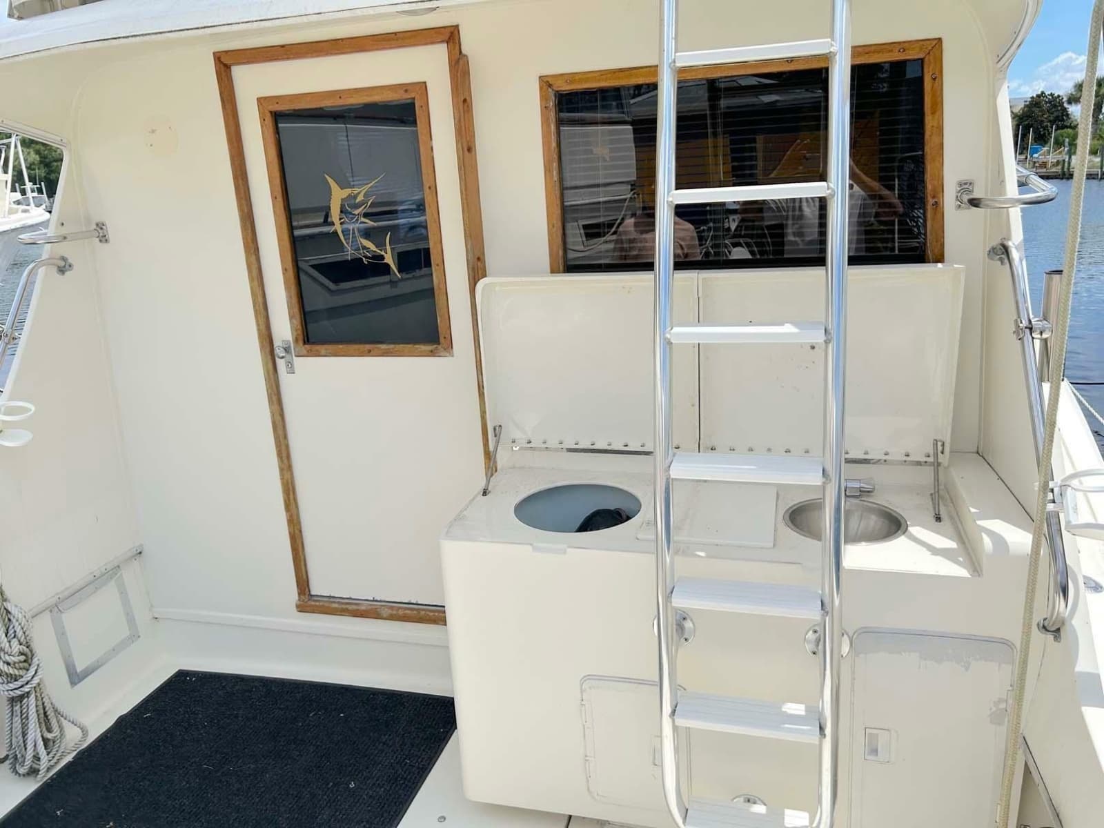 1975 Hatteras 36 Convertible - Photo 10