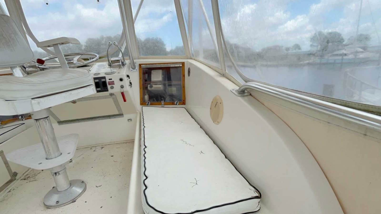 1975 Hatteras 36 Convertible - Photo 37