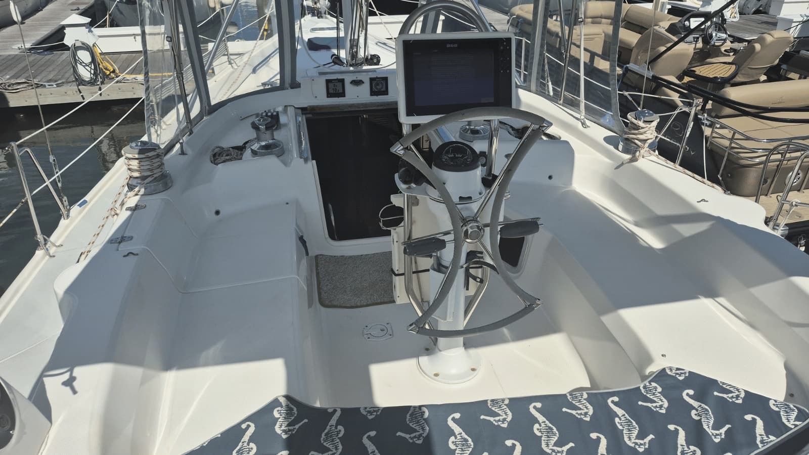 1998 Hunter 420 Passage Center Cockpit - Photo 15