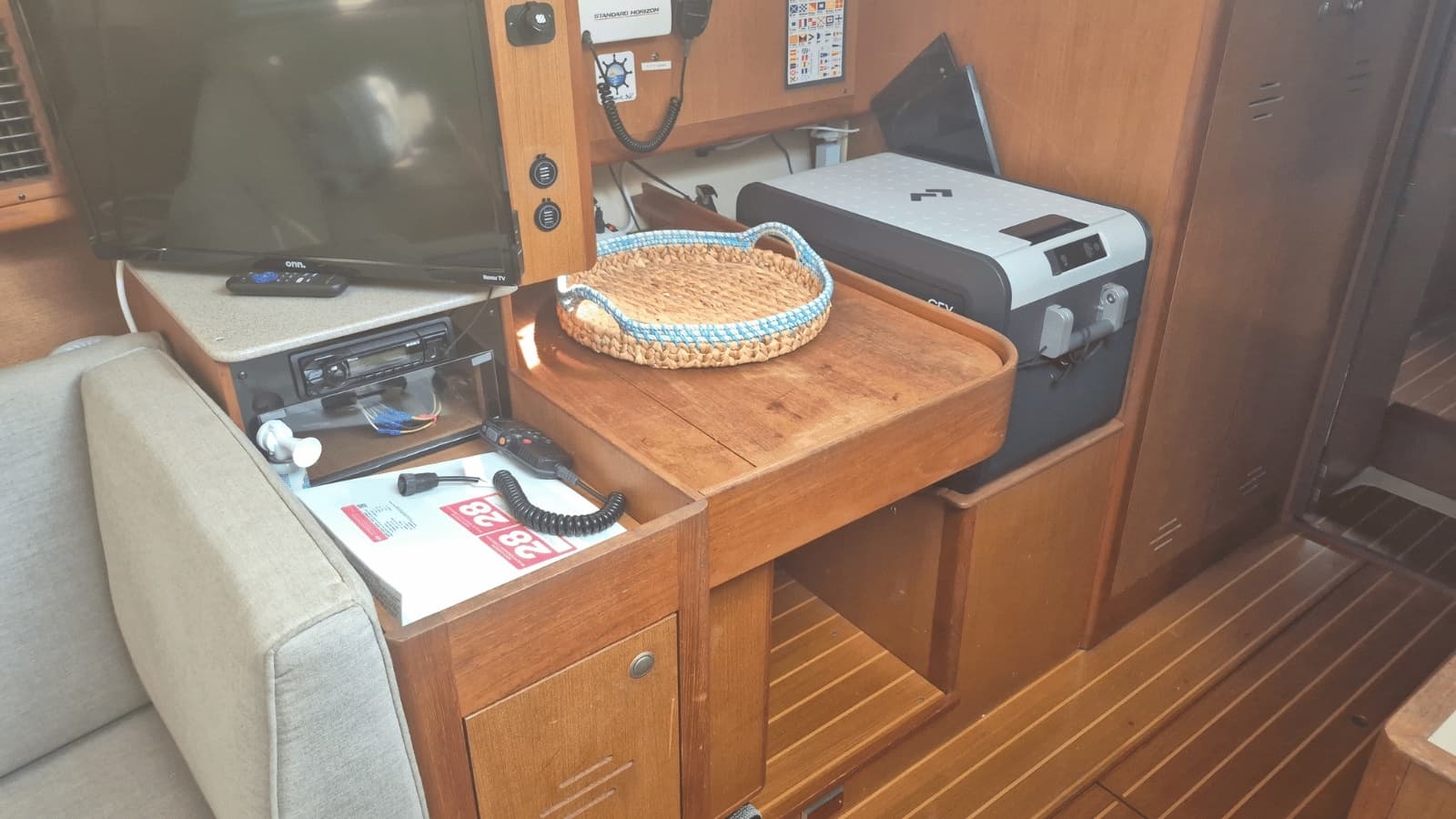 1998 Hunter 420 Passage Center Cockpit - Photo 19