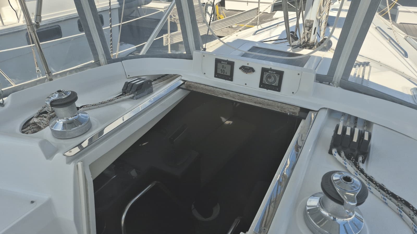 1998 Hunter 420 Passage Center Cockpit - Photo 17