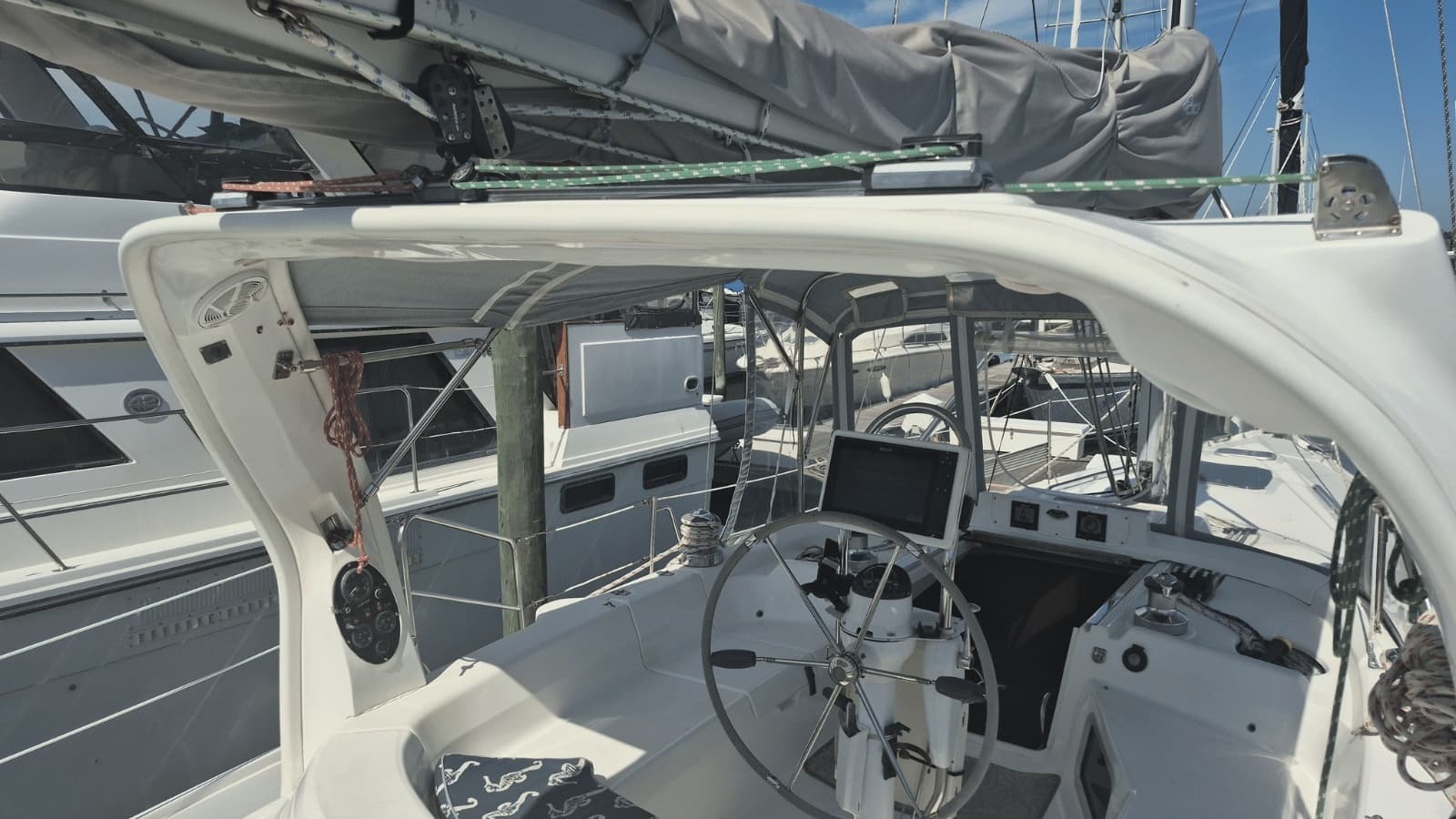 1998 Hunter 420 Passage Center Cockpit - Photo 14