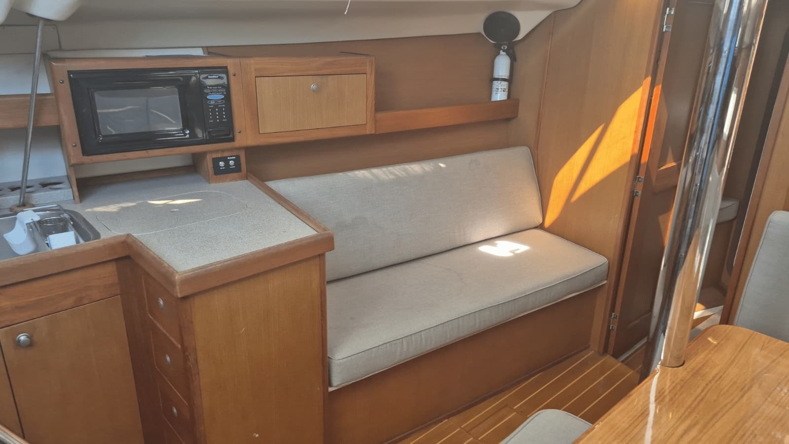 1998 Hunter 420 Passage Center Cockpit - Photo 21