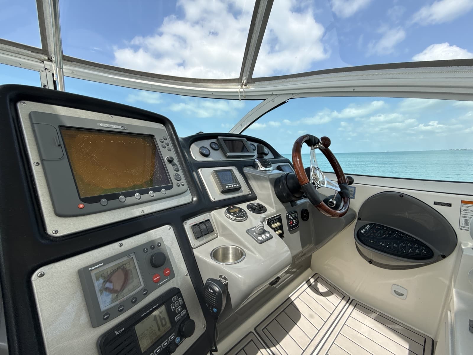 2006 Cruisers Yachts 420 Express - Photo 7