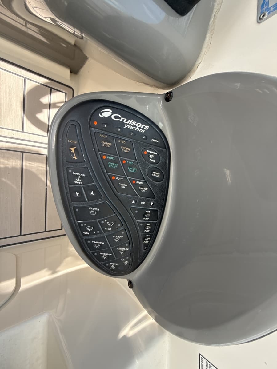 2006 Cruisers Yachts 420 Express - Photo 9