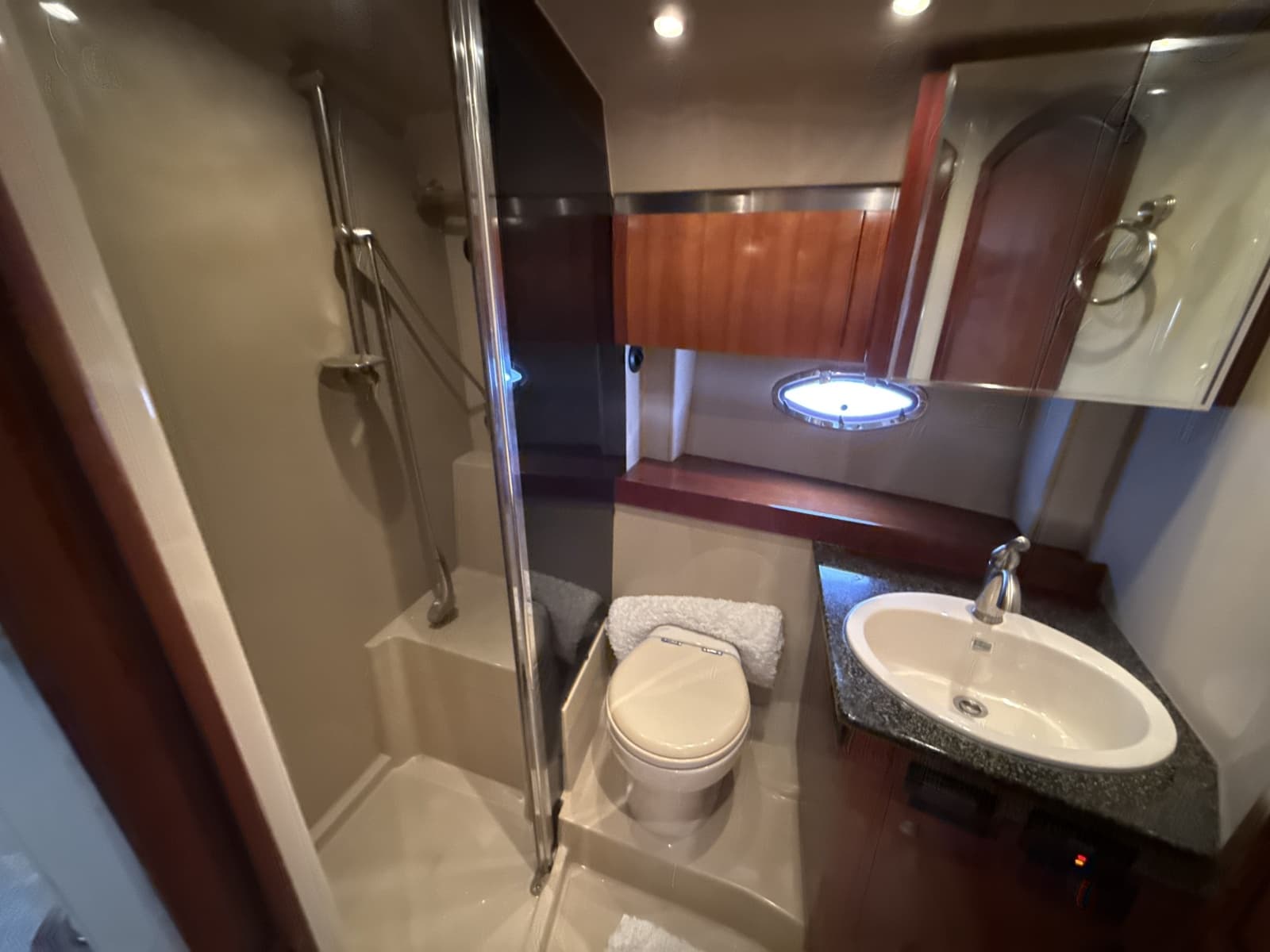 2006 Cruisers Yachts 420 Express - Photo 20