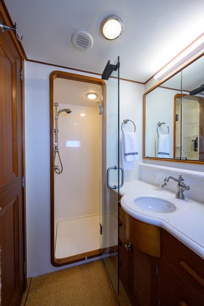 2003 New England Boatworks Enclosed Raised Pilothouse - Photo 27